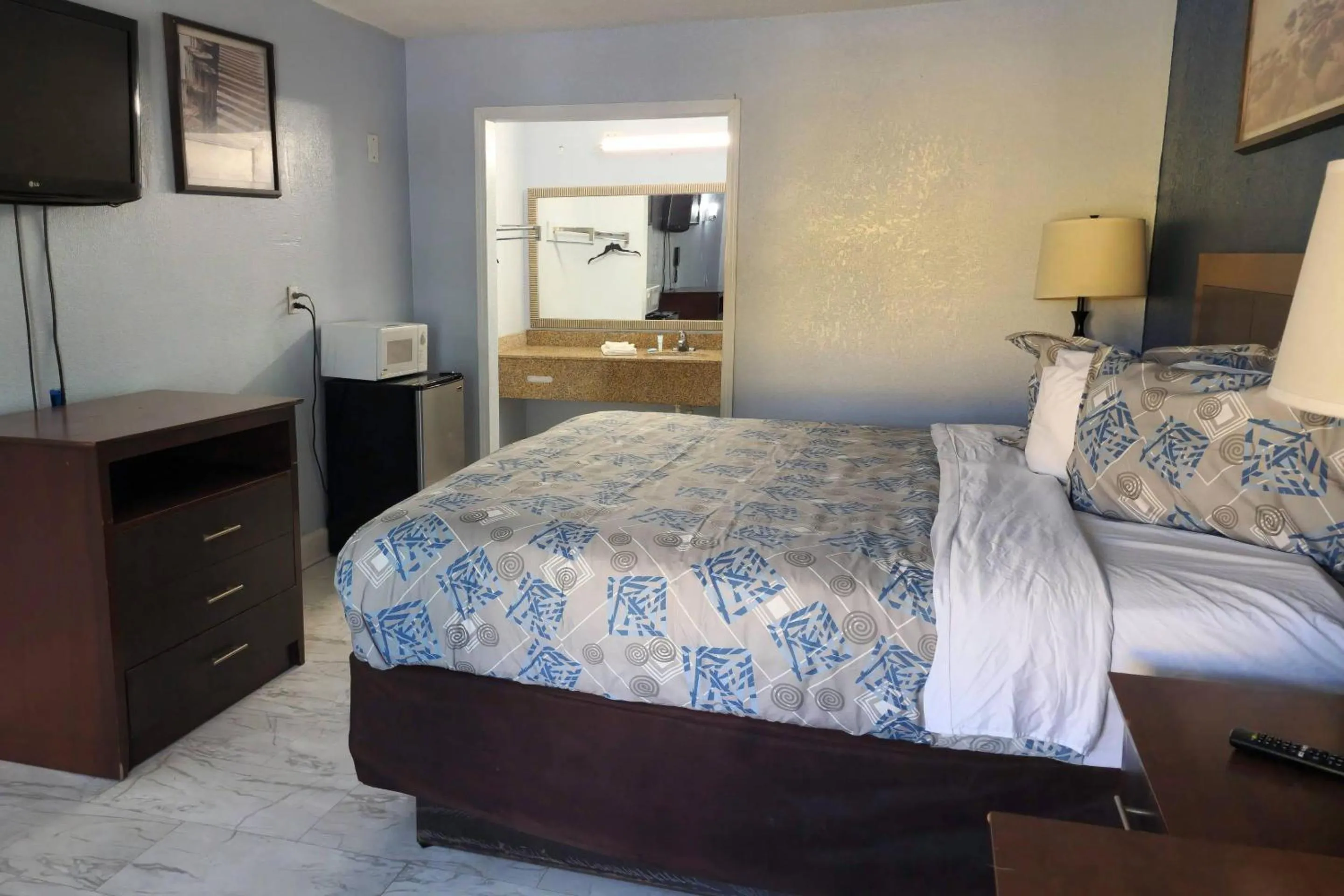 Bedroom, Bed in Rodeway Inn Hattiesburg North