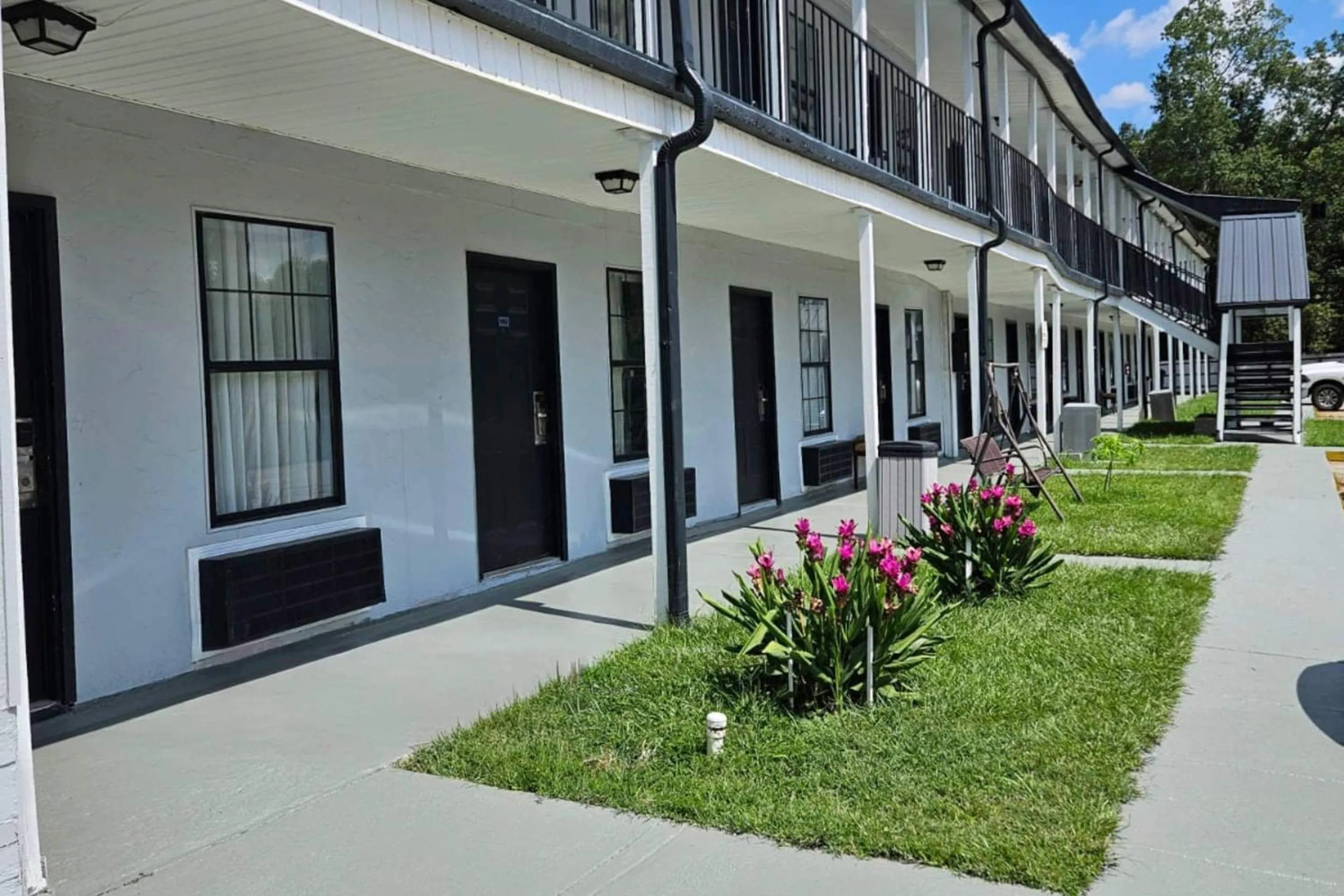 Property building in Rodeway Inn Hattiesburg North