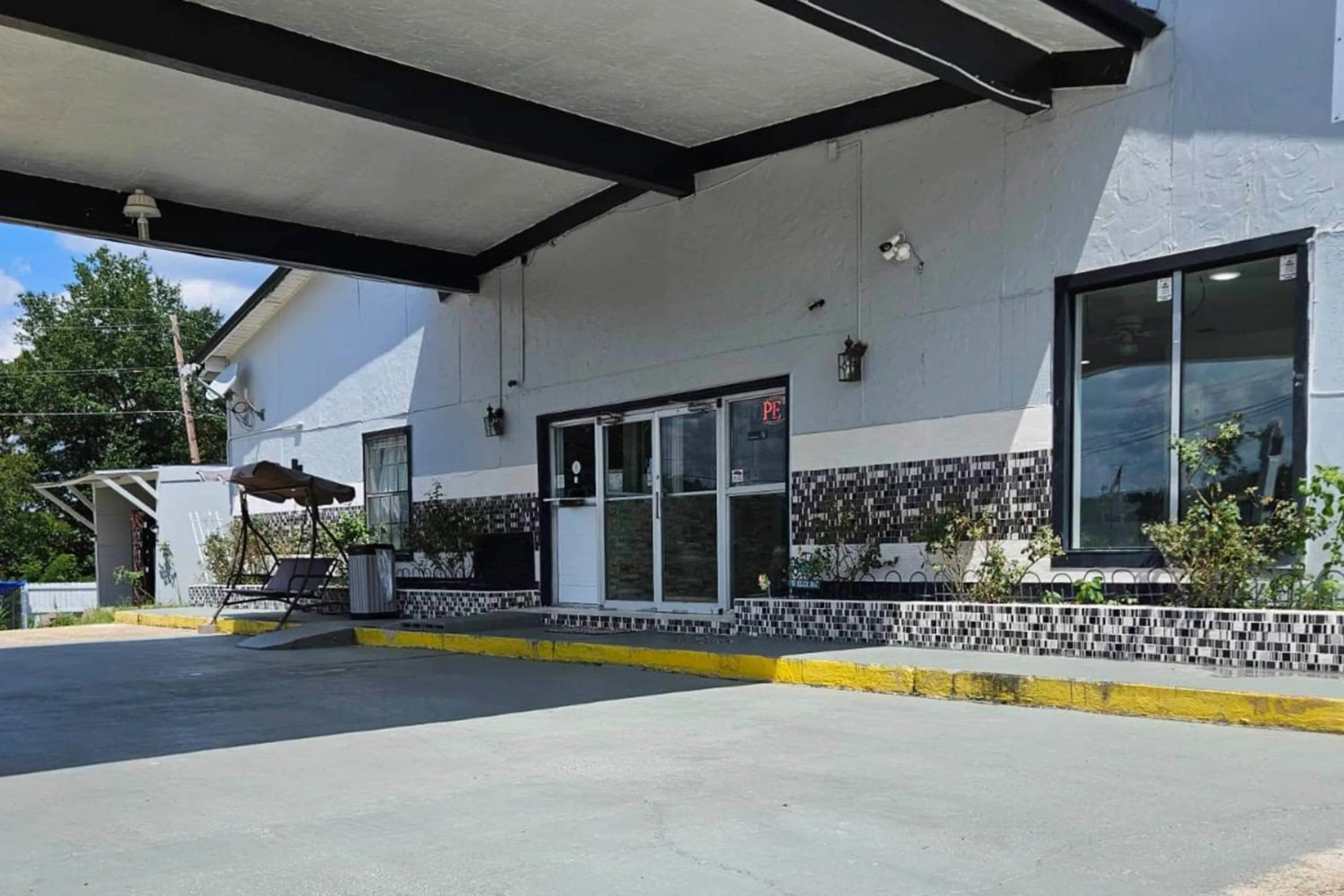 Property building in Rodeway Inn Hattiesburg North