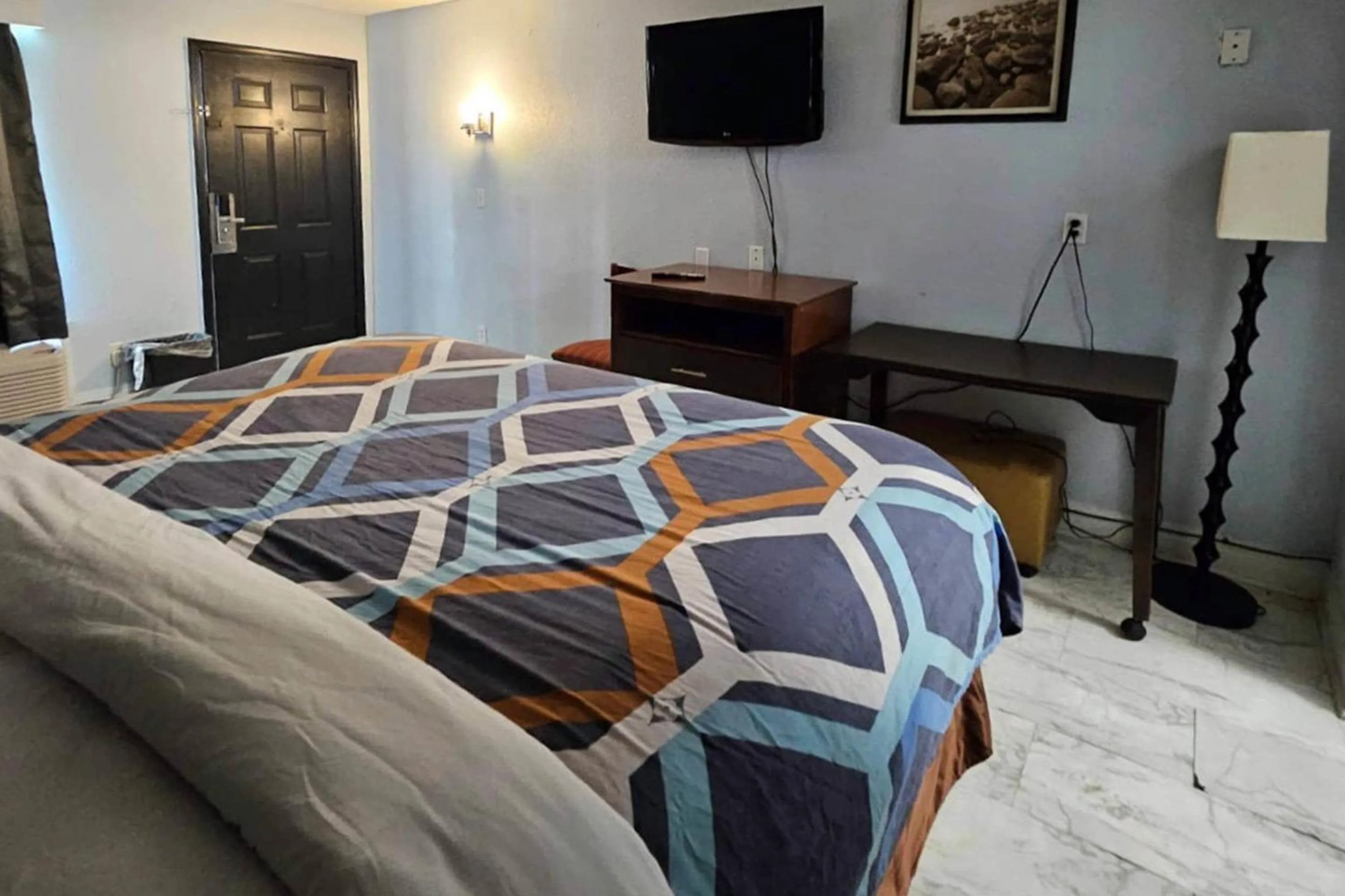 Bedroom, Bed in Rodeway Inn Hattiesburg North