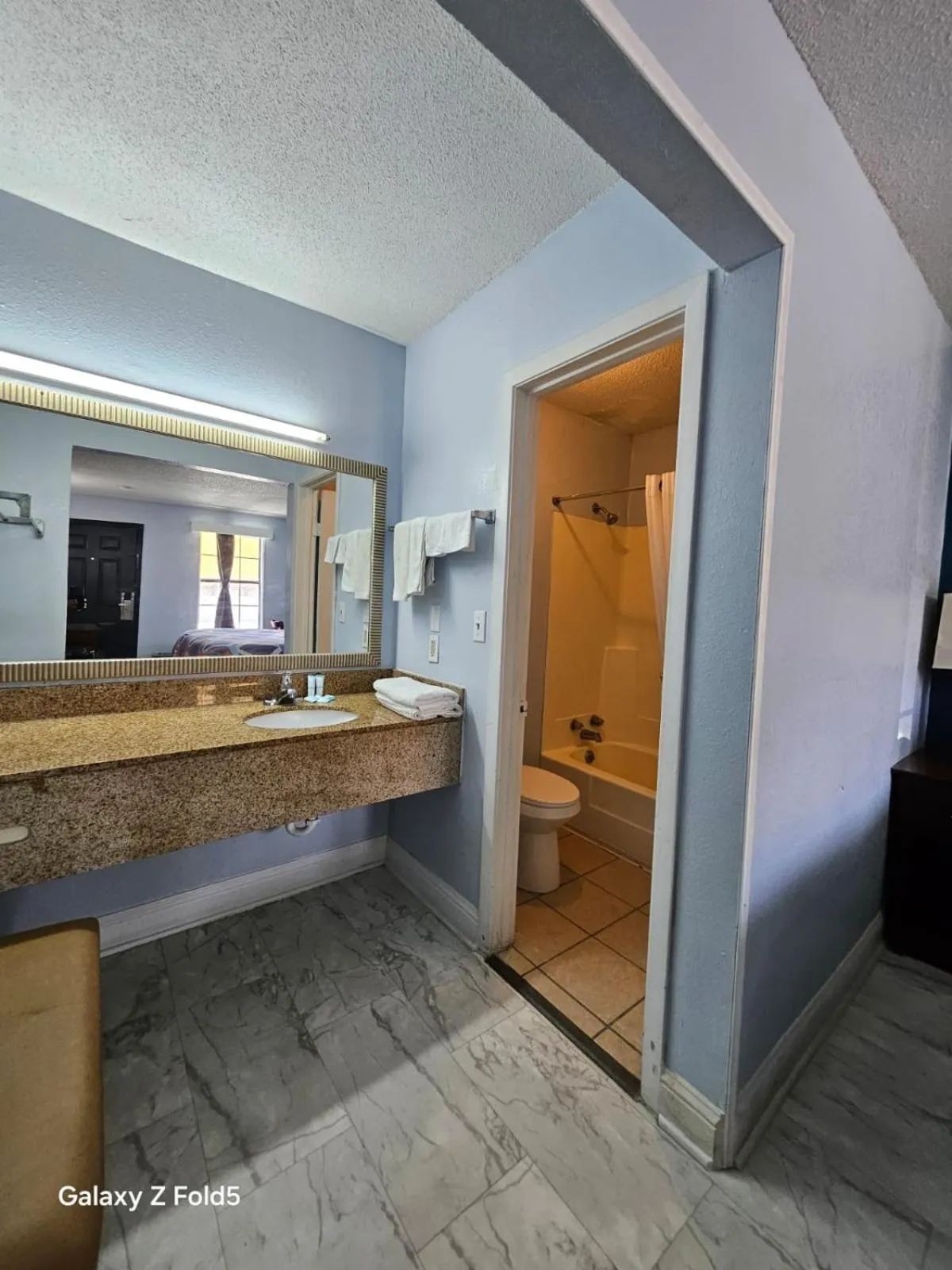 Bathroom in Rodeway Inn Hattiesburg North