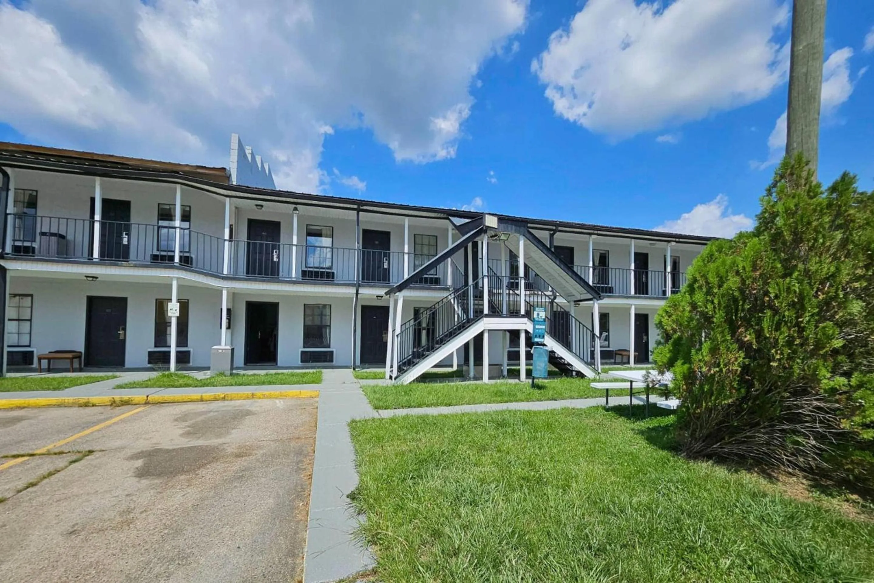 Property building in Rodeway Inn Hattiesburg North