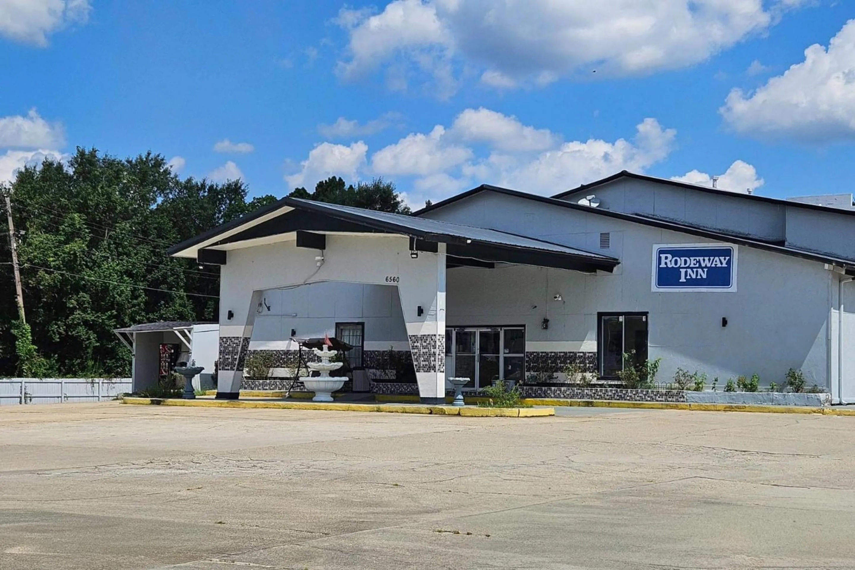 Property building in Rodeway Inn Hattiesburg North