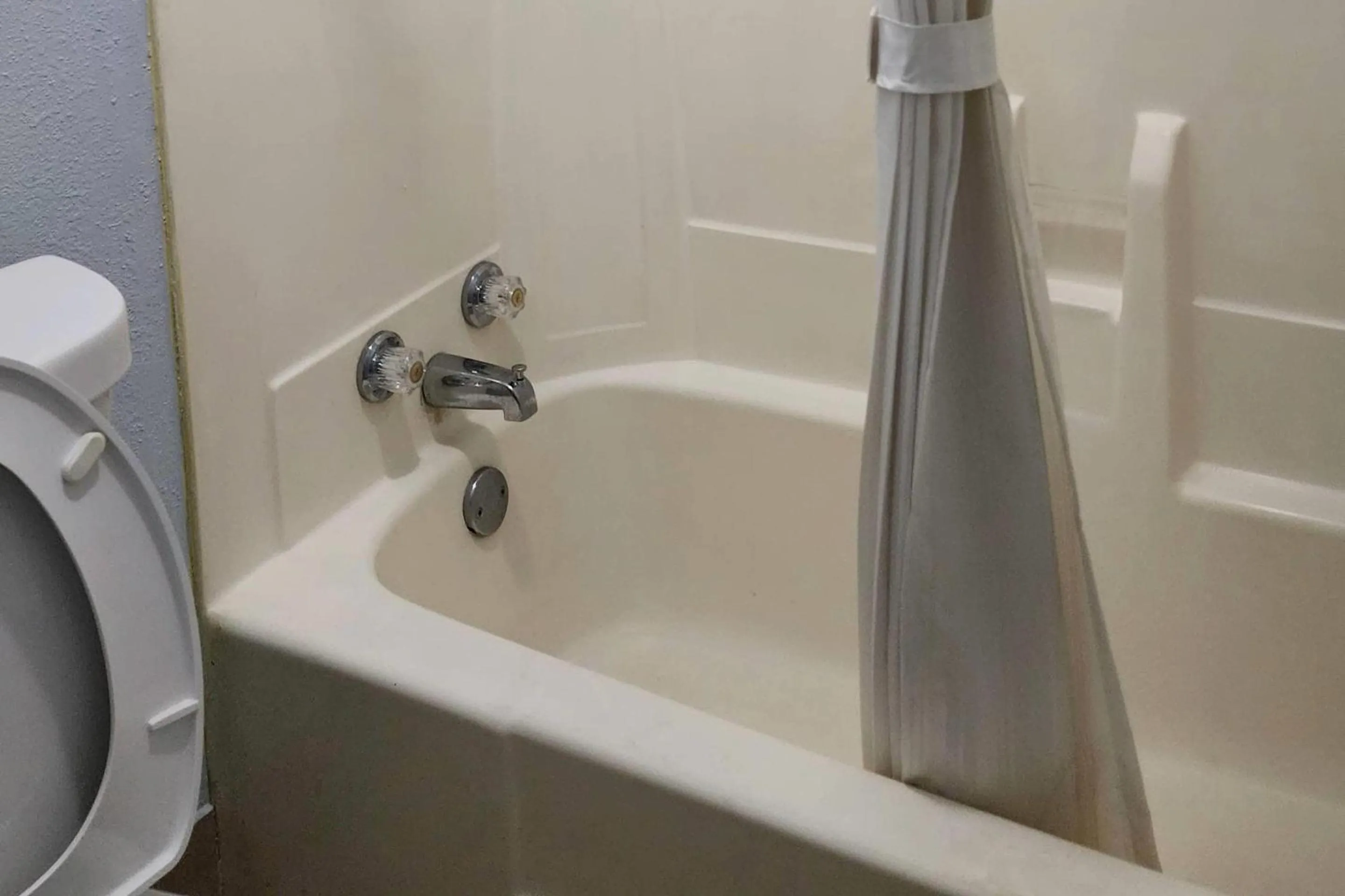 Bedroom in Rodeway Inn Hattiesburg North