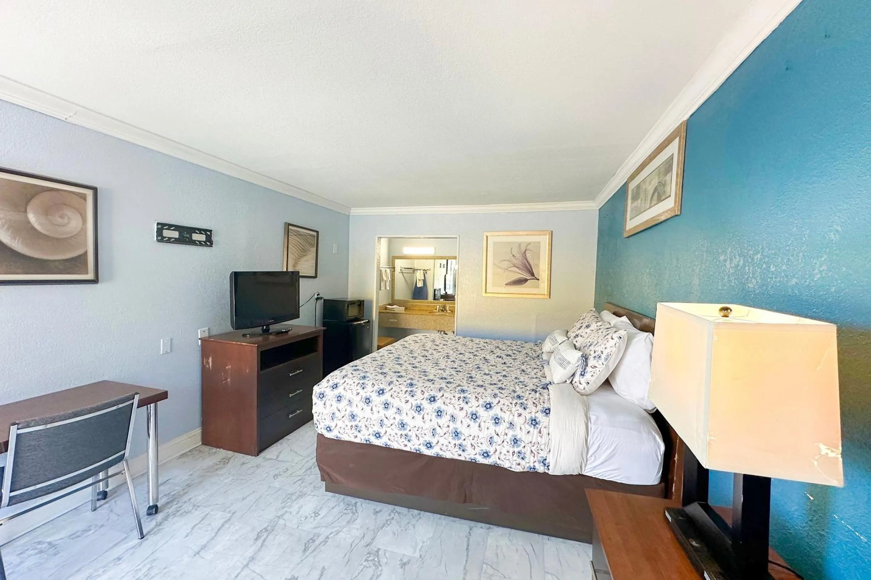 King Bed Smoking in Rodeway Inn Hattiesburg North