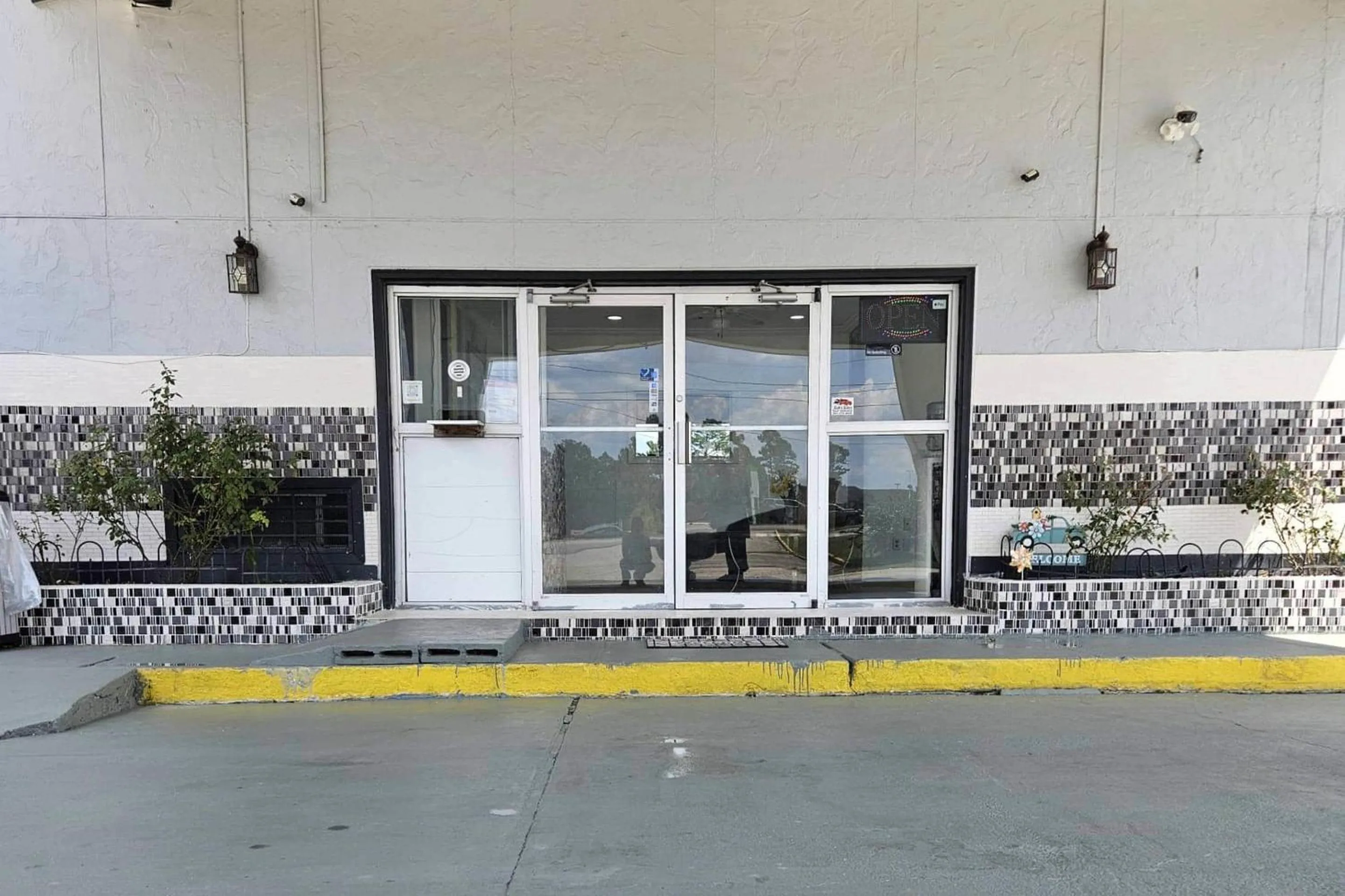 Property building in Rodeway Inn Hattiesburg North