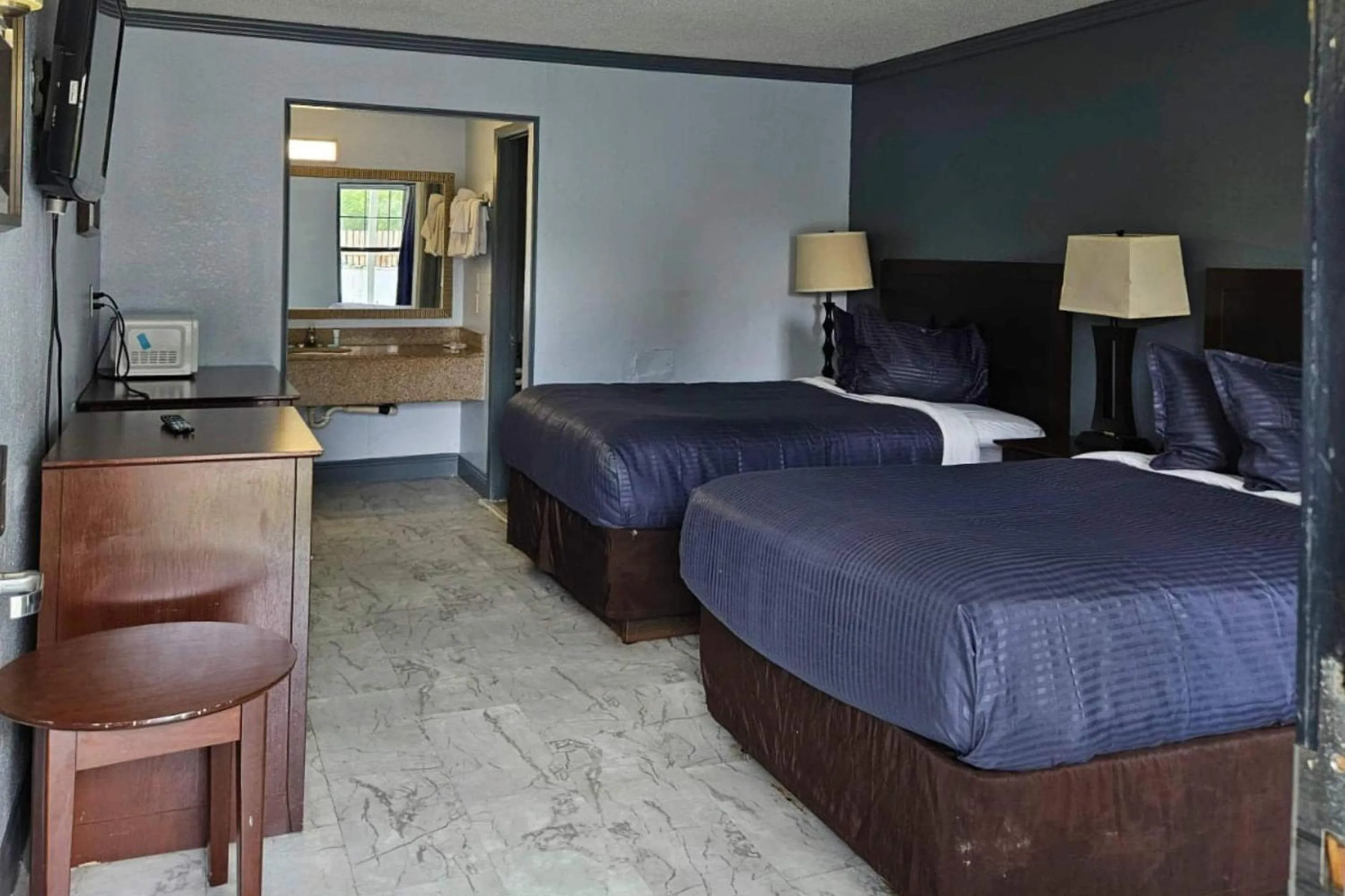 Bedroom, Bed in Rodeway Inn Hattiesburg North