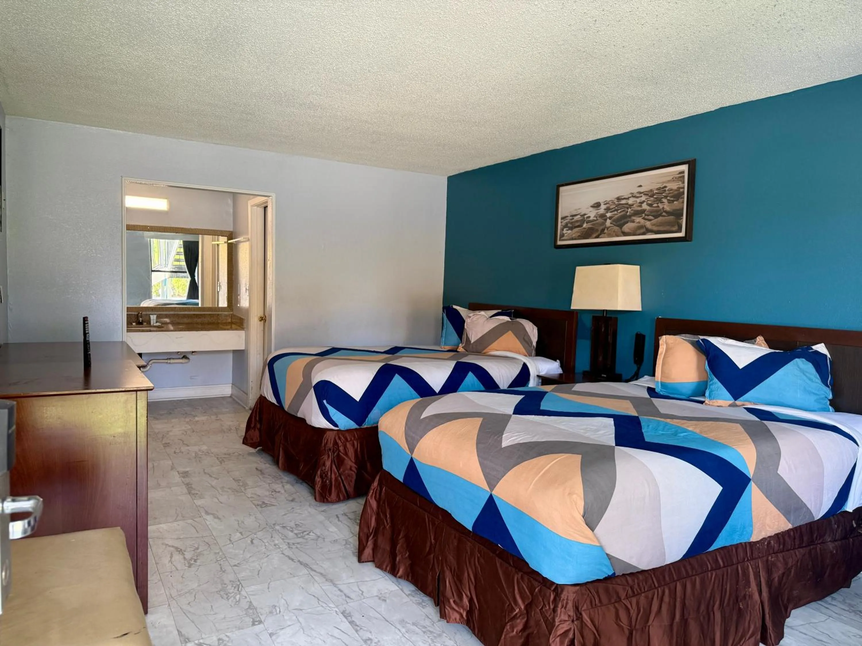 Bedroom, Bed in Rodeway Inn Hattiesburg North