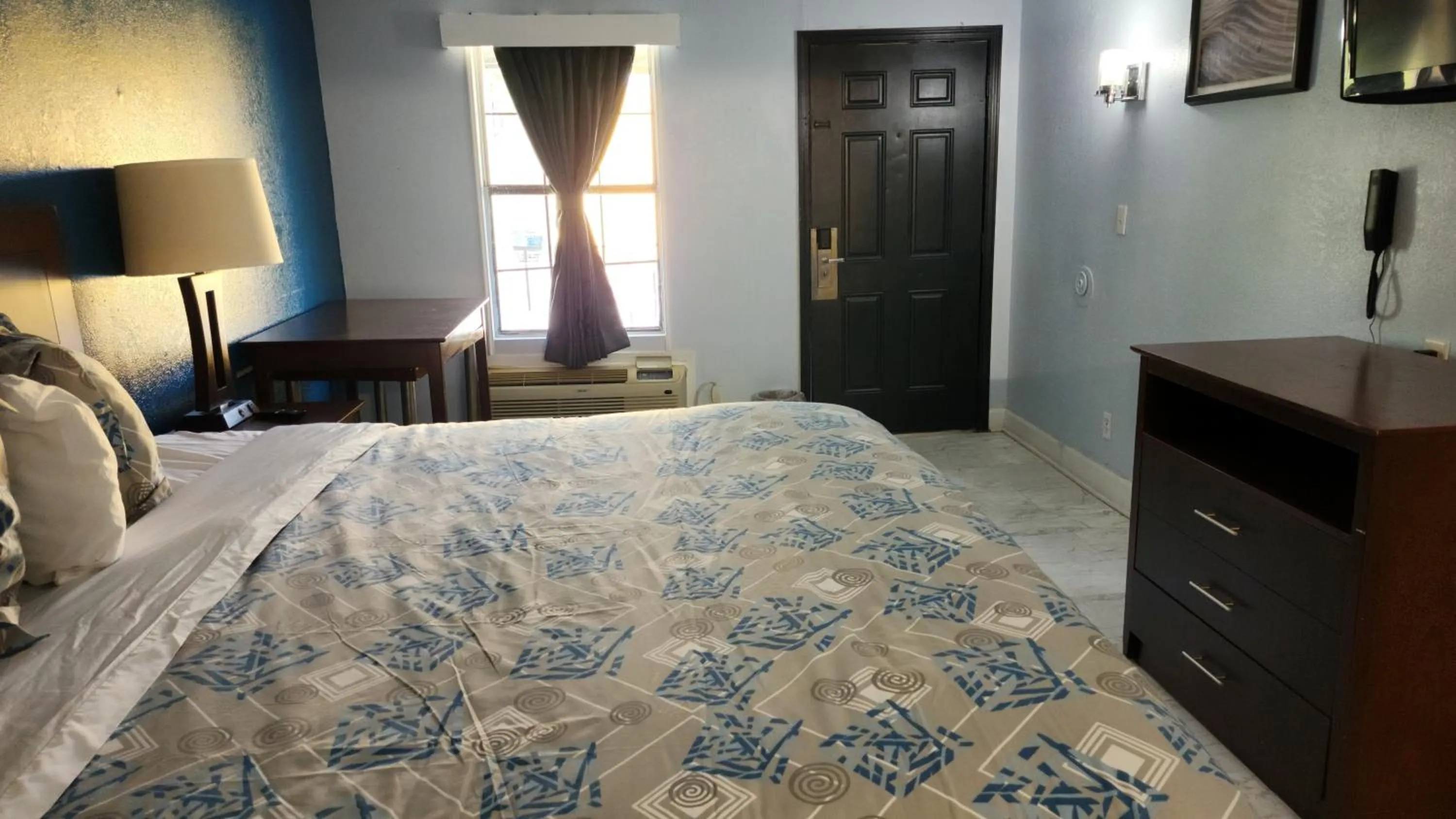 Photo of the whole room, Bed in Rodeway Inn Hattiesburg North