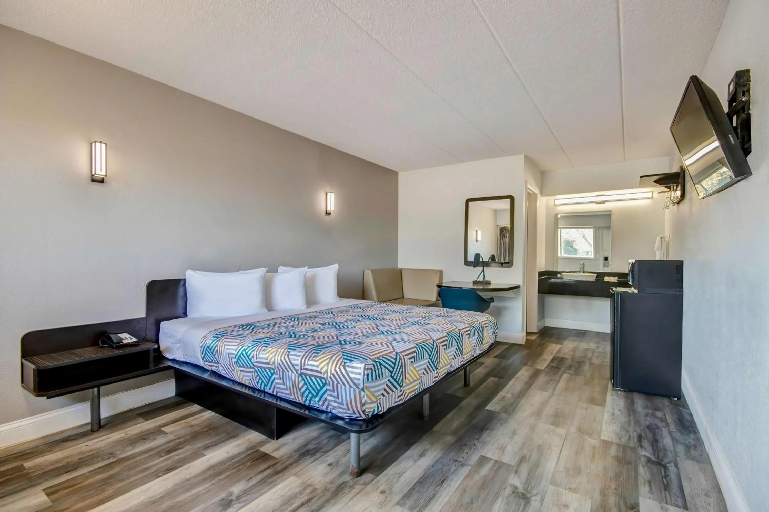 Bedroom, Bed in Motel 6 Columbus OH - OSU North