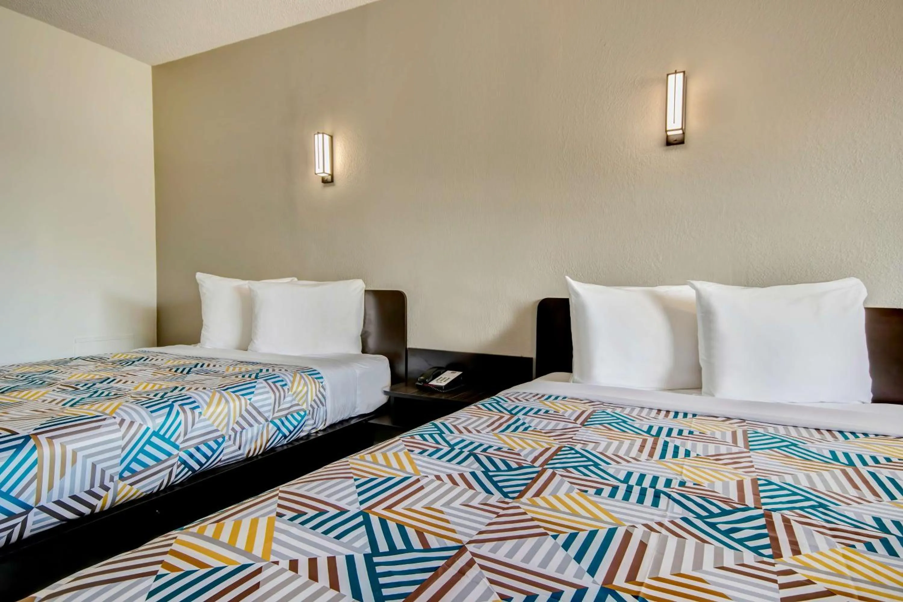 Bedroom, Bed in Motel 6 Columbus OH - OSU North