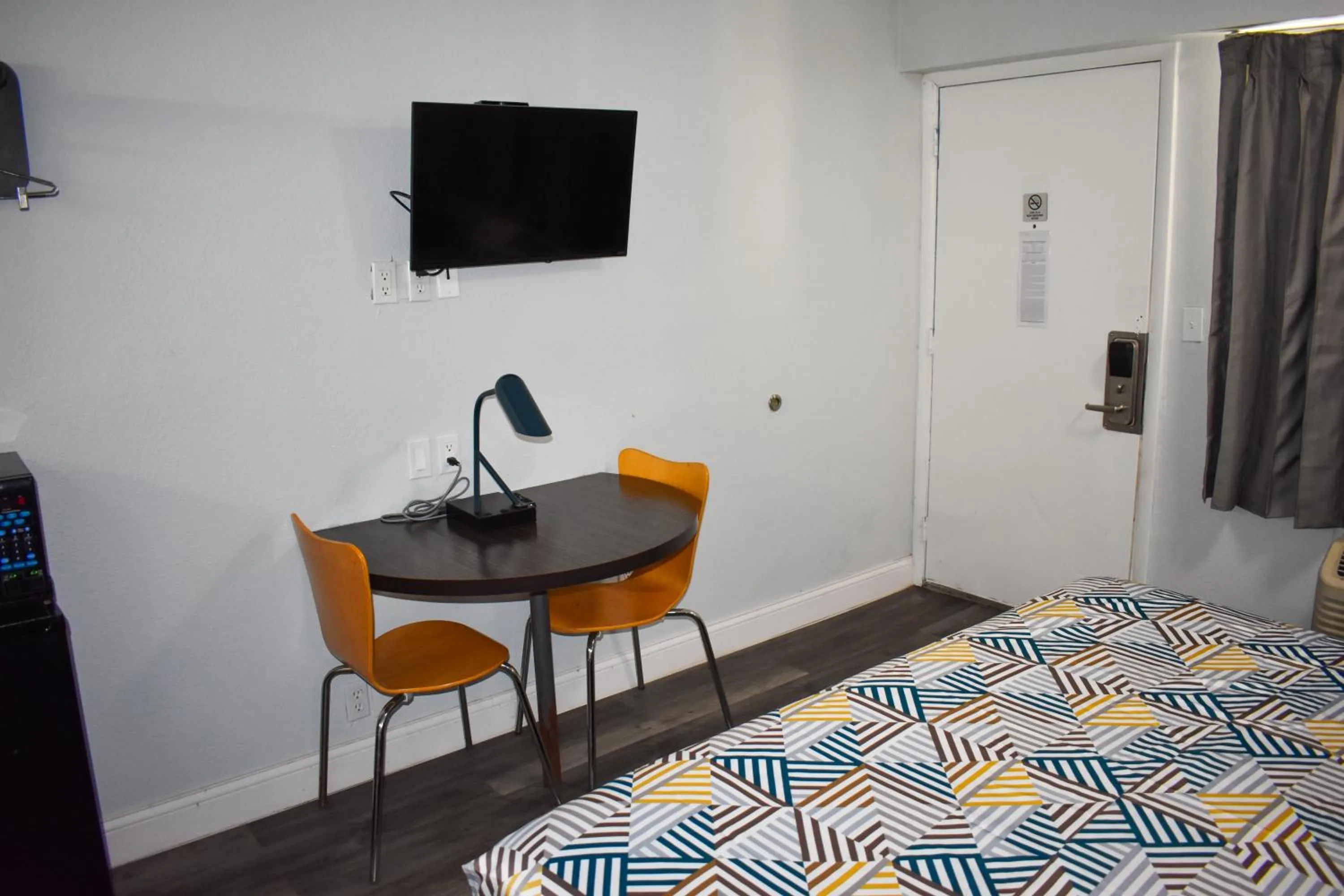 hair dresser, Bed in Motel 6 Columbus OH - OSU North