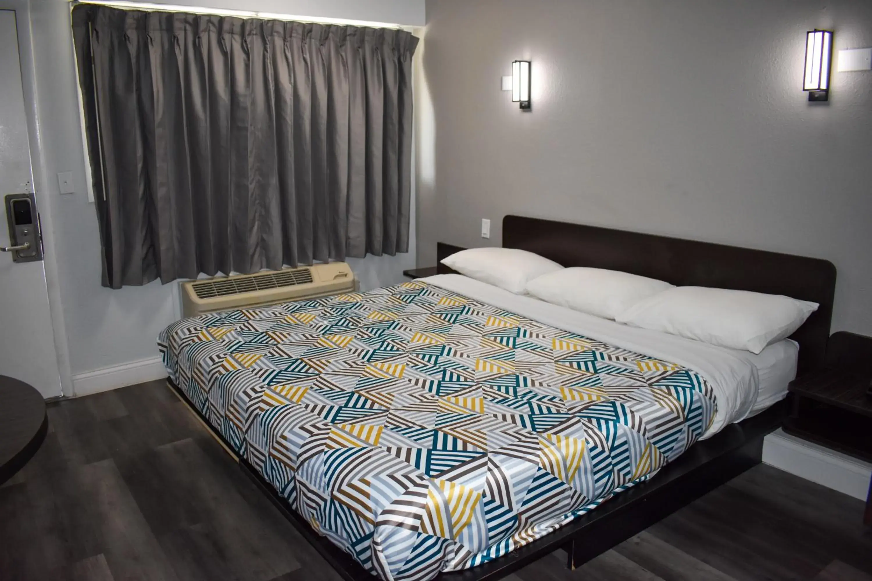 King Room - single occupancy - Non-Smoking in Motel 6 Columbus OH - OSU North King Room - single occupancy - Non-Smoking in Motel 6 Columbus OH - OSU North