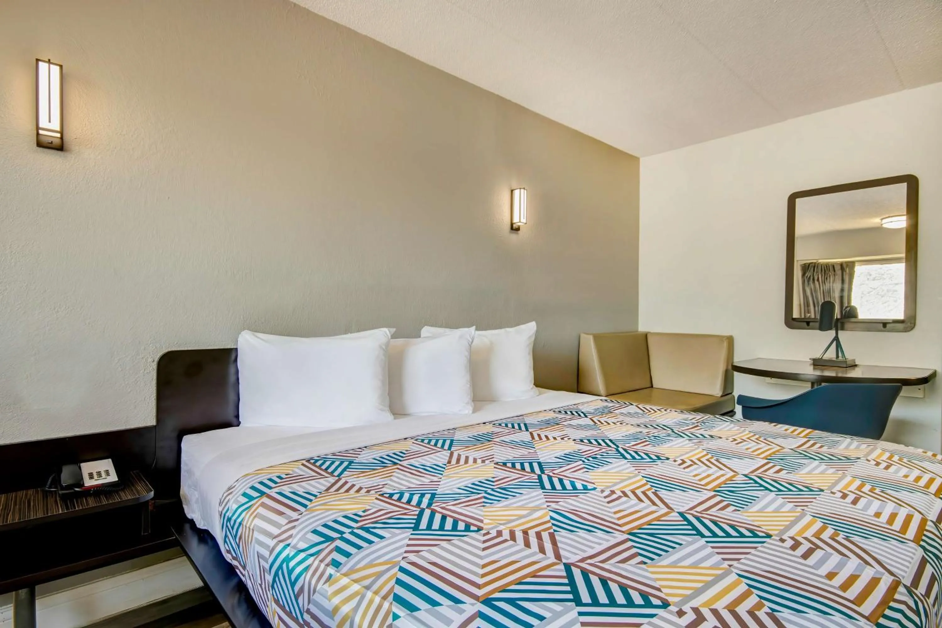 Bedroom, Bed in Motel 6 Columbus OH - OSU North