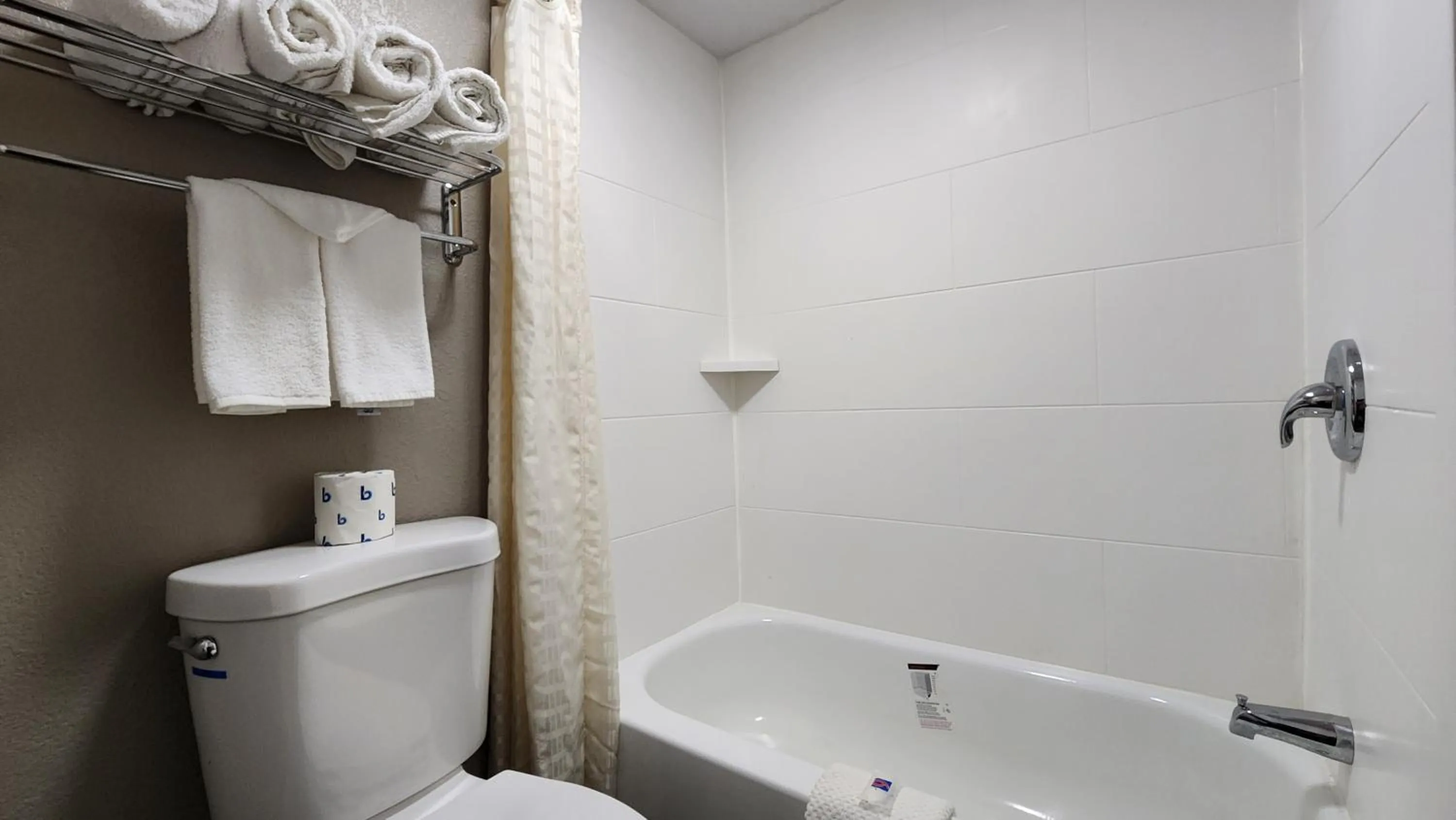 Shower in Motel 6 Columbus OH - OSU North