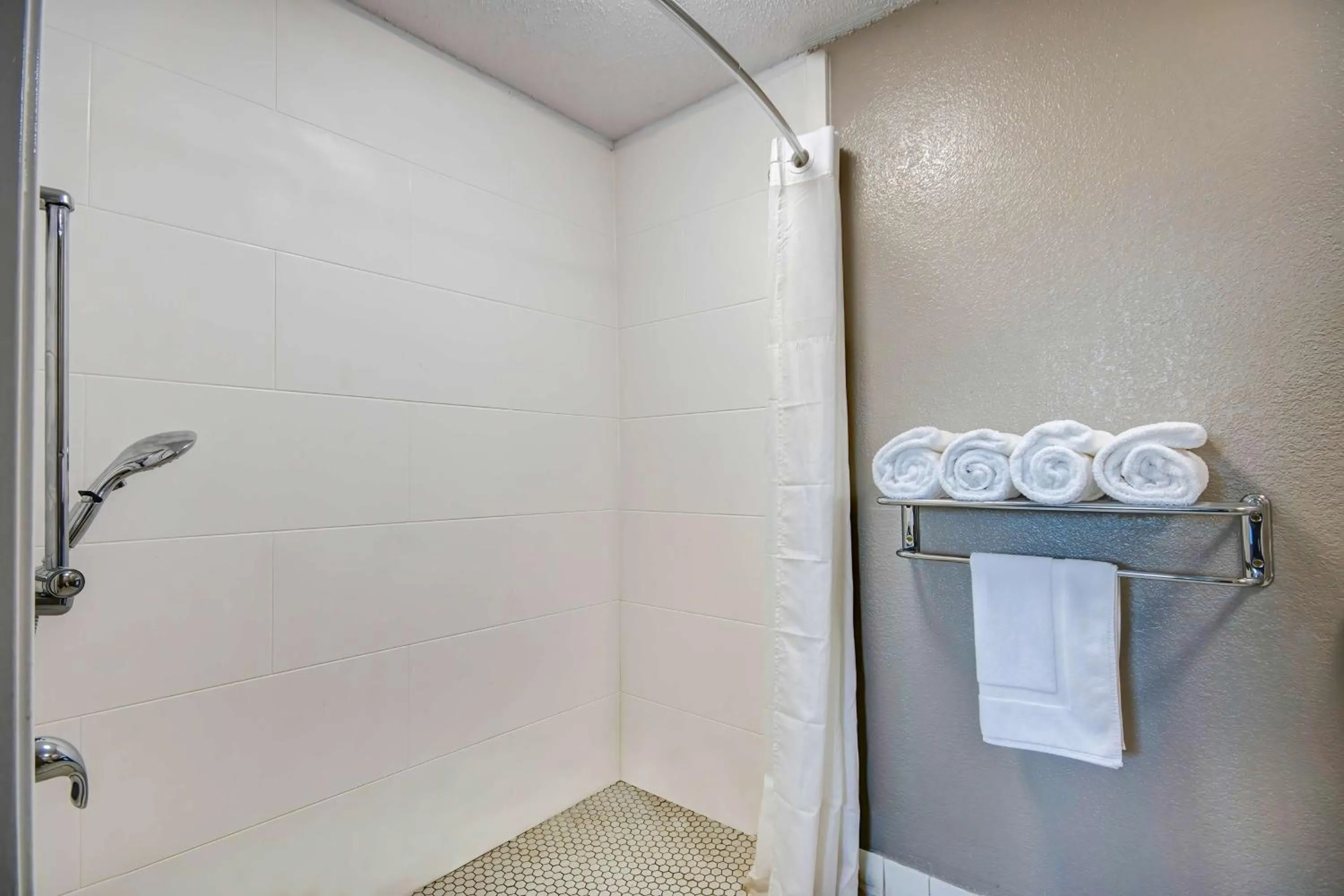 Bathroom in Motel 6 Columbus OH - OSU North