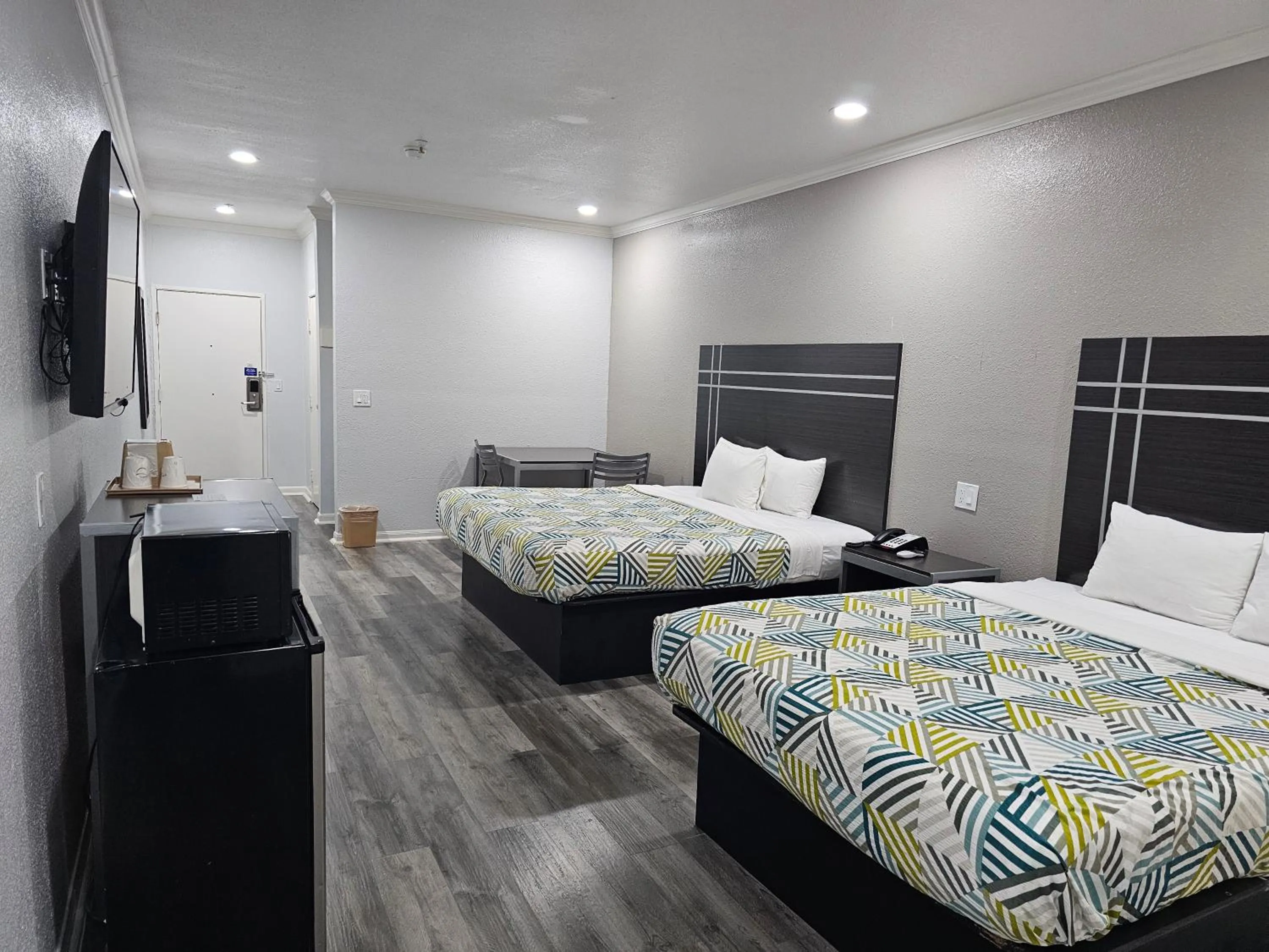 Photo of the whole room, Bed in Motel 6 Houston, TX - Hwy 249 and Fallbrook