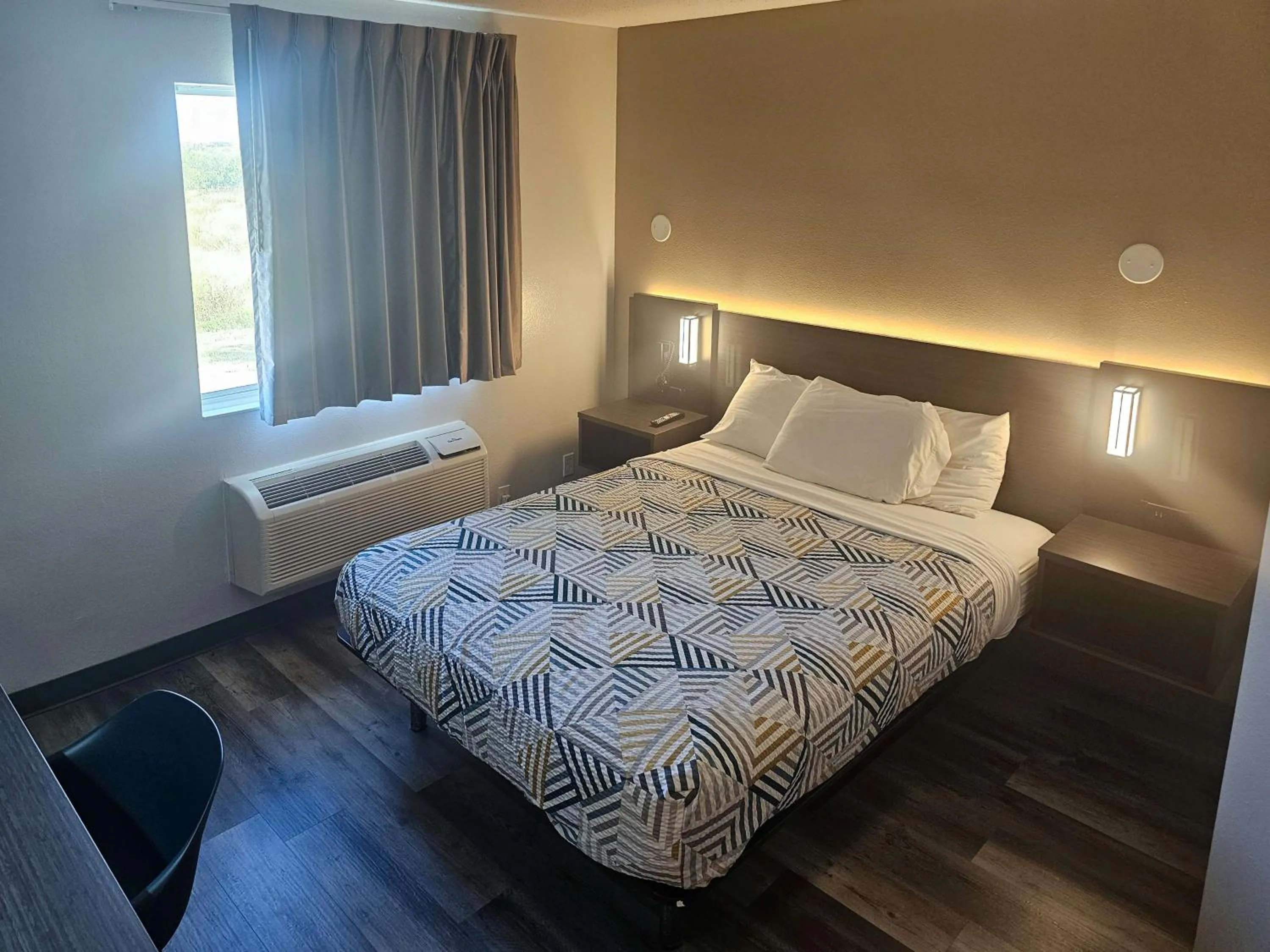 Bedroom, Bed in Motel 6 Sinton TX