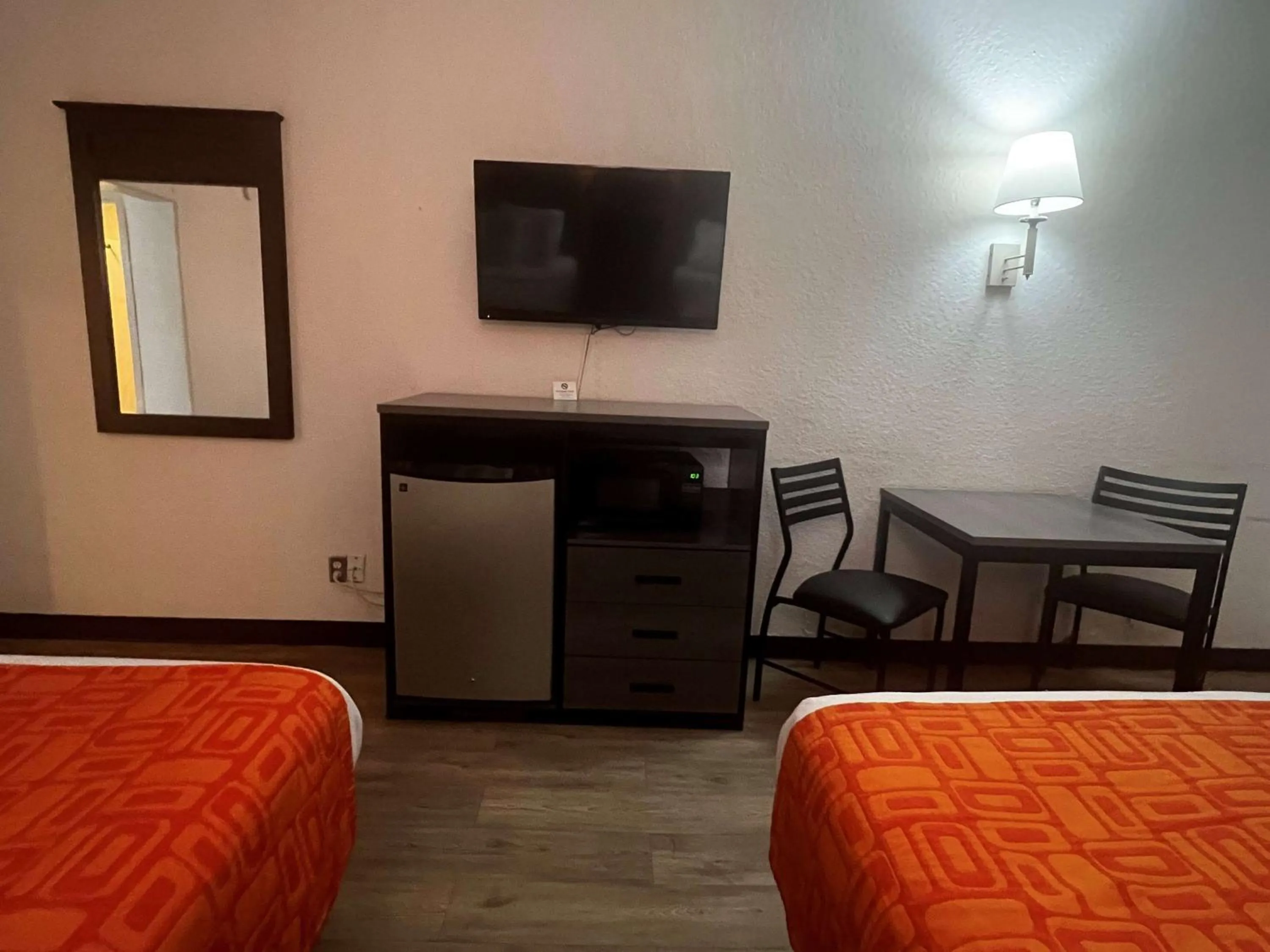 Photo of the whole room, Bed in Howard Johnson by Wyndham Galveston