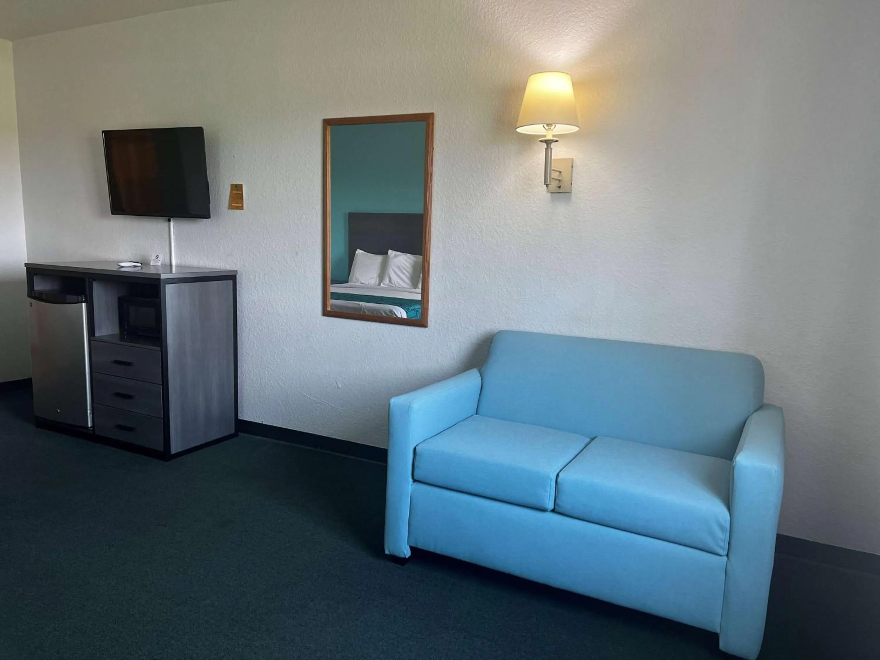 Photo of the whole room in Howard Johnson by Wyndham Galveston
