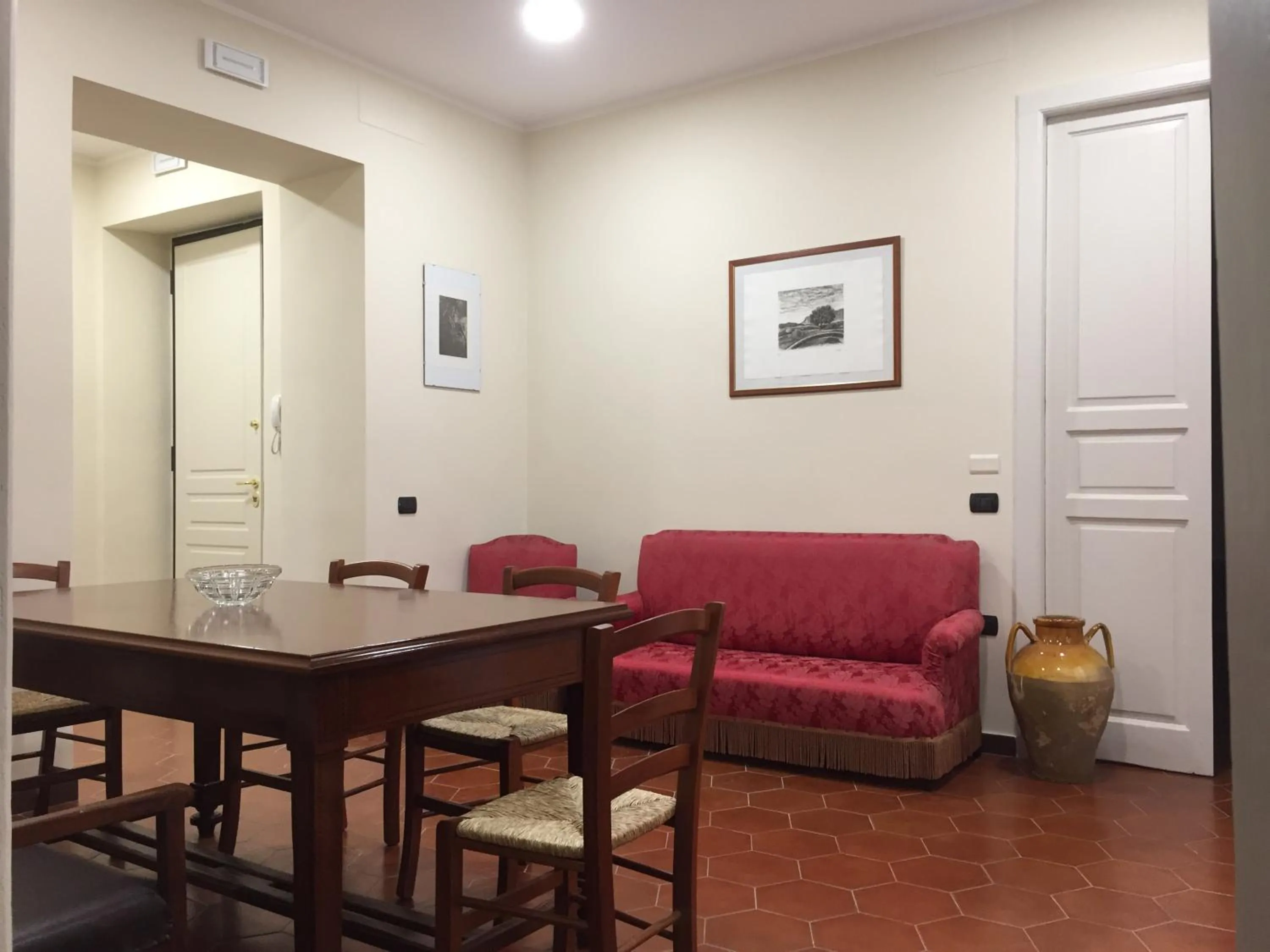 Communal lounge/ TV room in B&B Duomo Pizzo ApartHotel