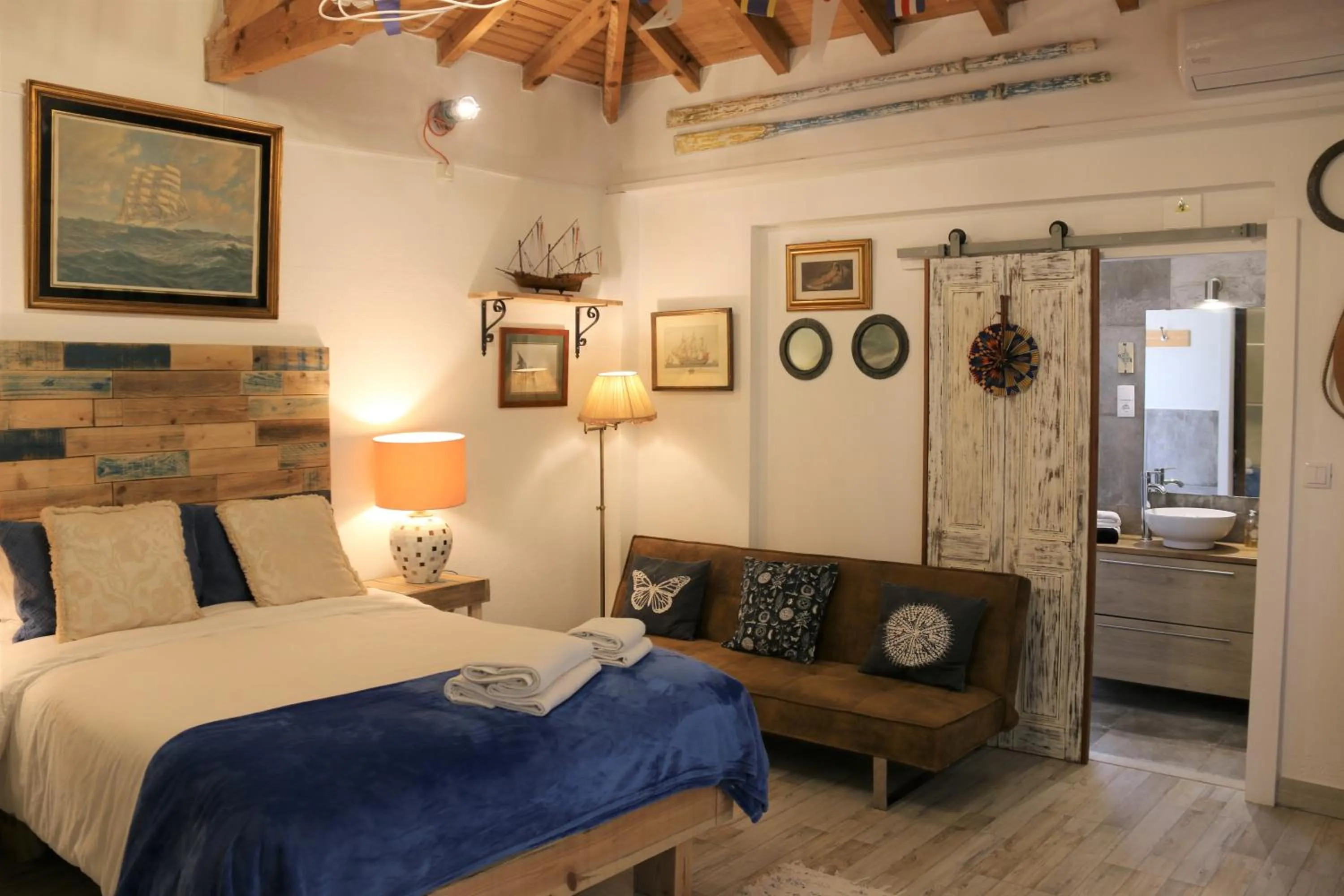 Bedroom, Bed in Geronimo Guest House Belém