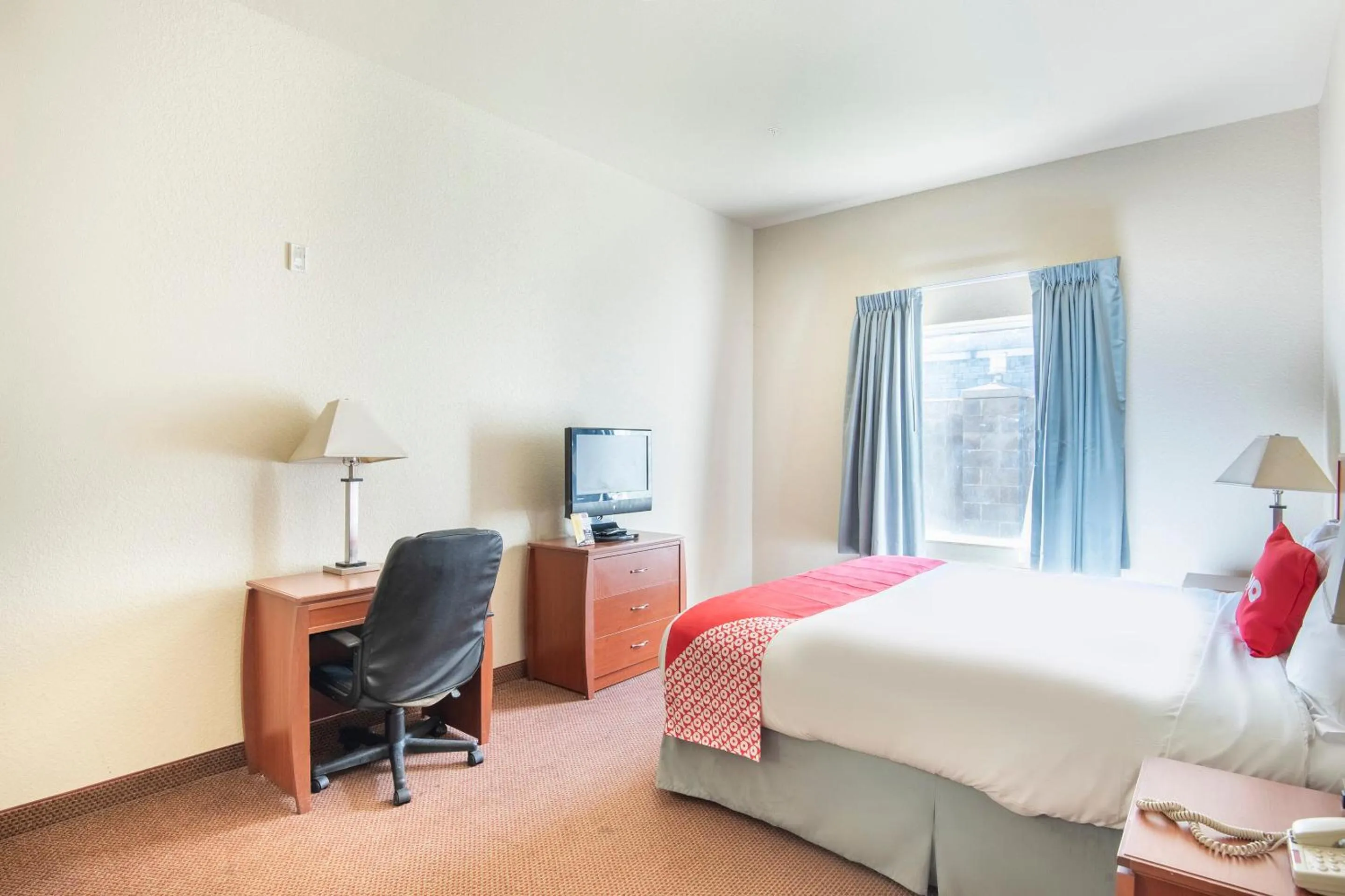 Bedroom, Bed in OYO Townhouse Clute Lake Jackson