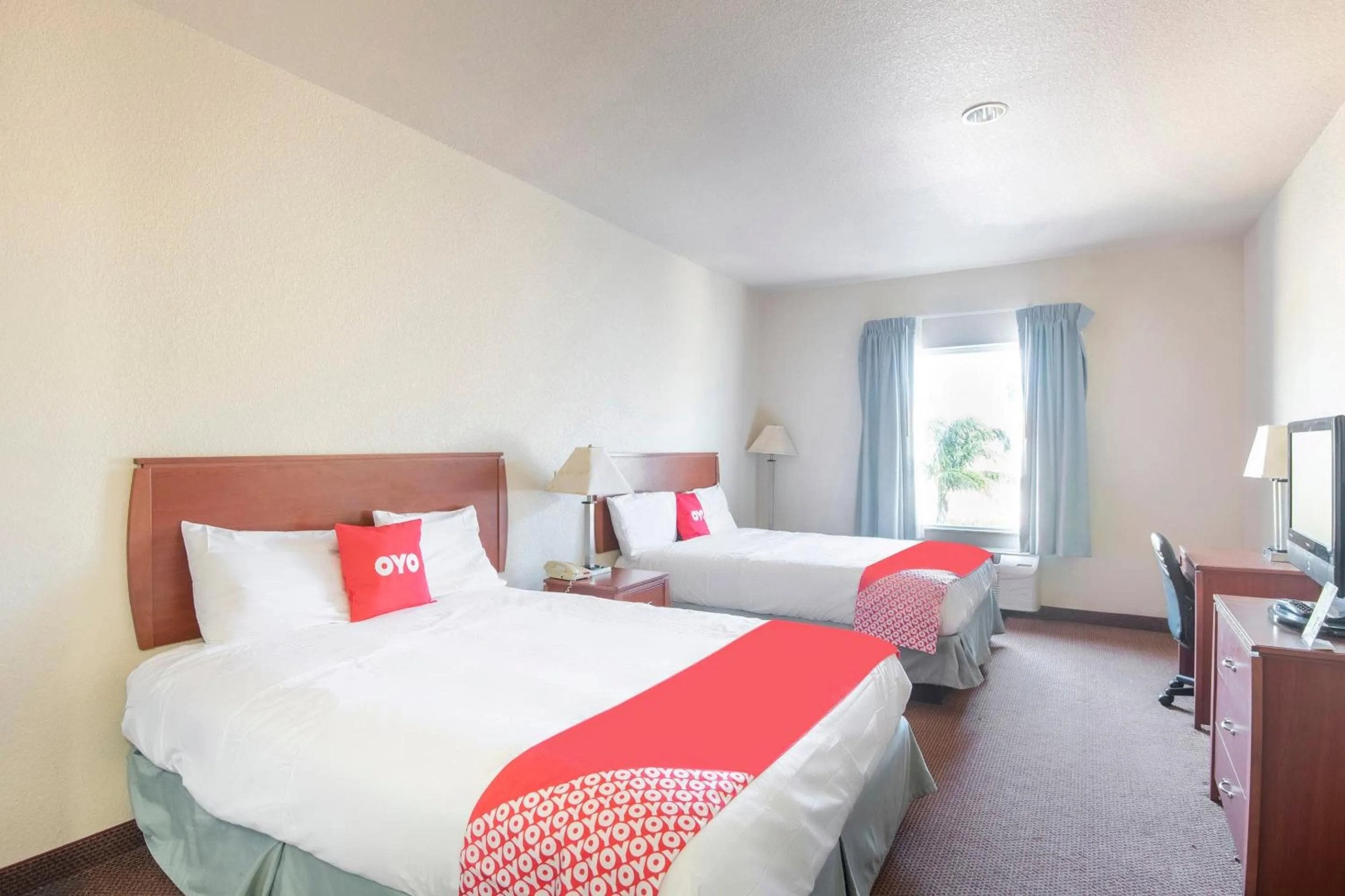 Bedroom, Bed in OYO Townhouse Clute Lake Jackson