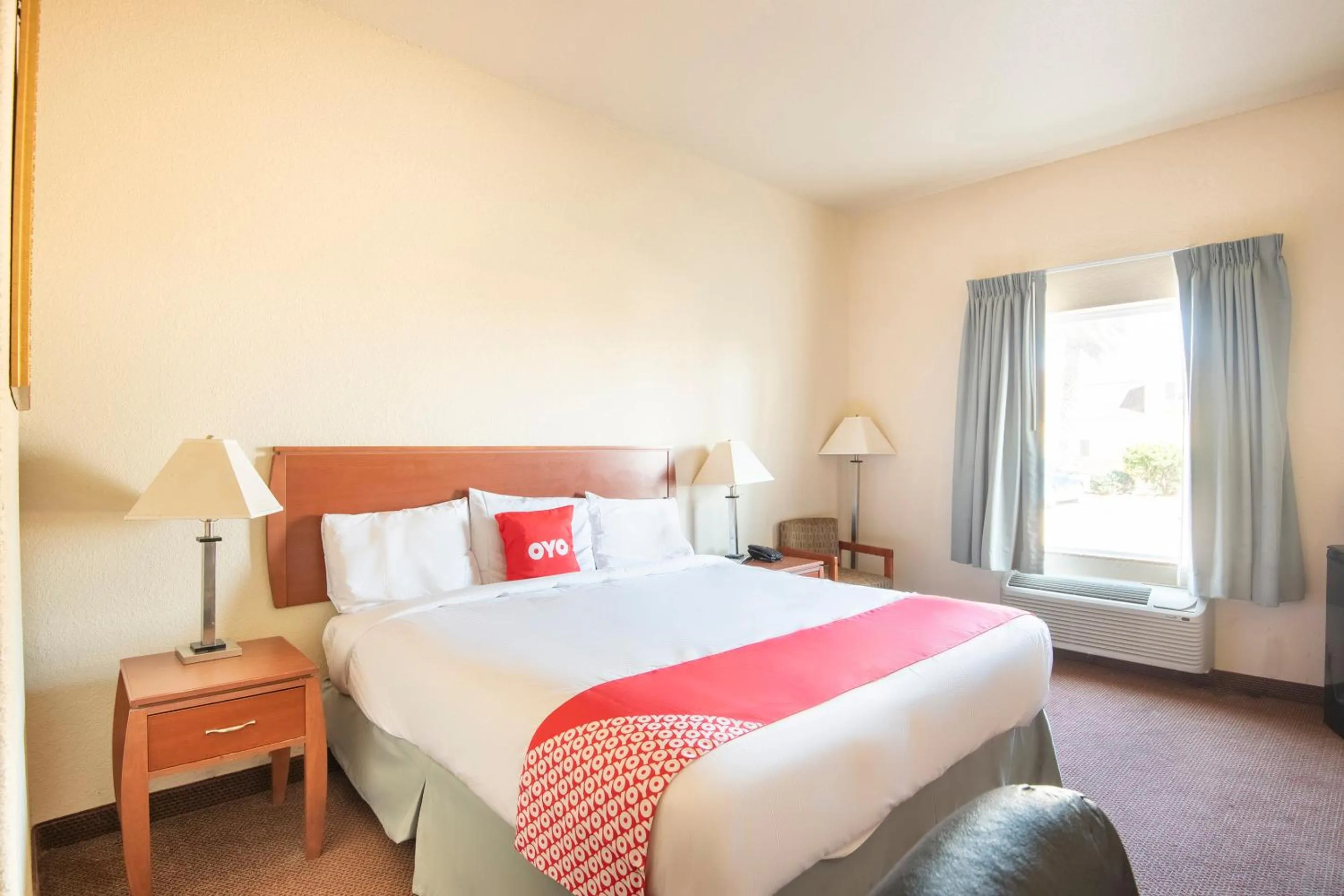 Bedroom, Bed in OYO Townhouse Clute Lake Jackson