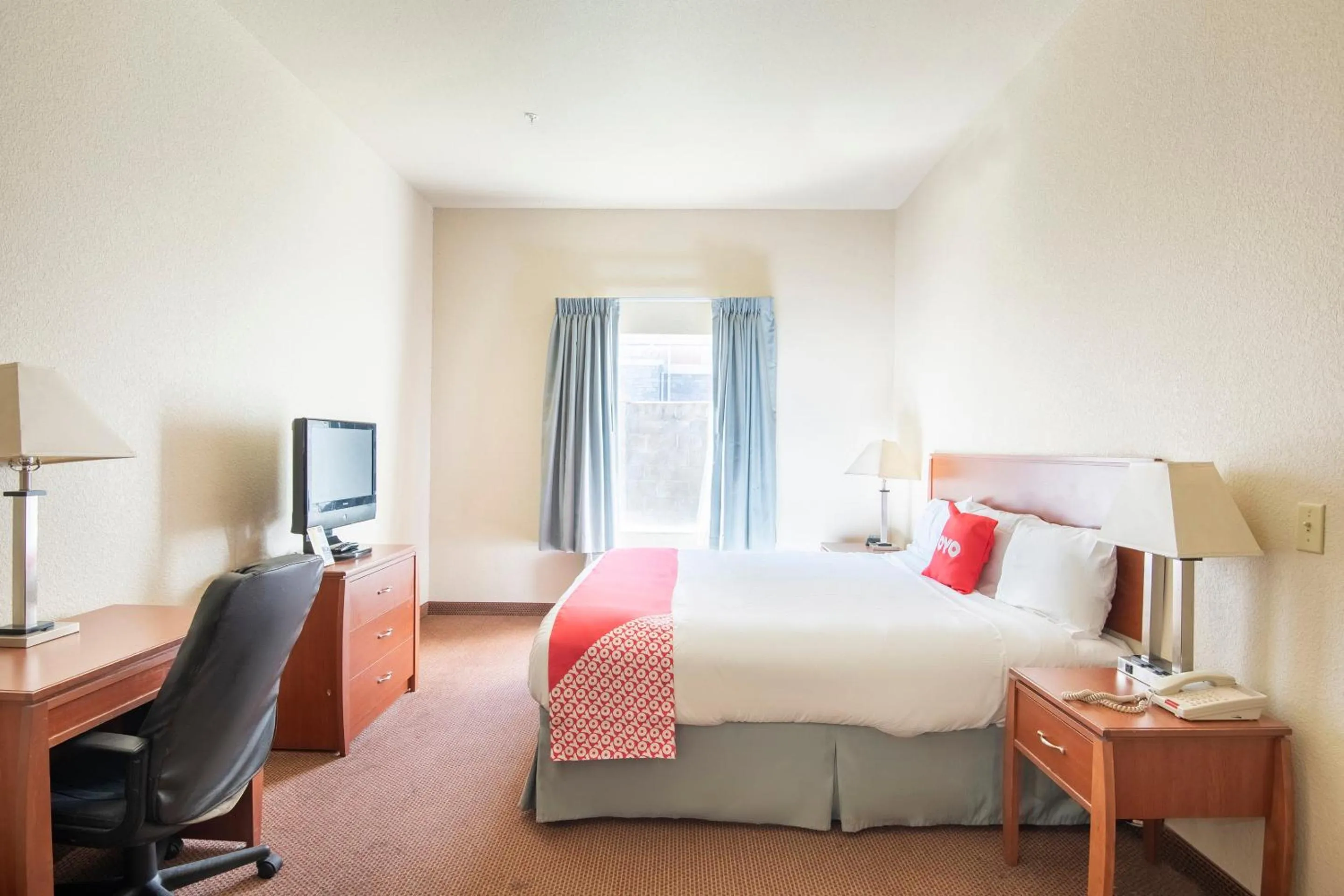 Bedroom, Bed in OYO Townhouse Clute Lake Jackson