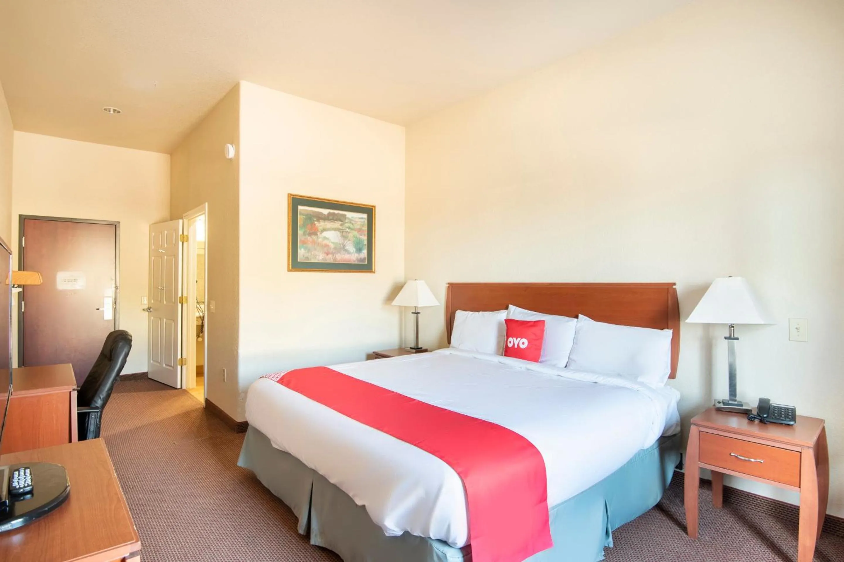 Bedroom, Bed in OYO Townhouse Clute Lake Jackson