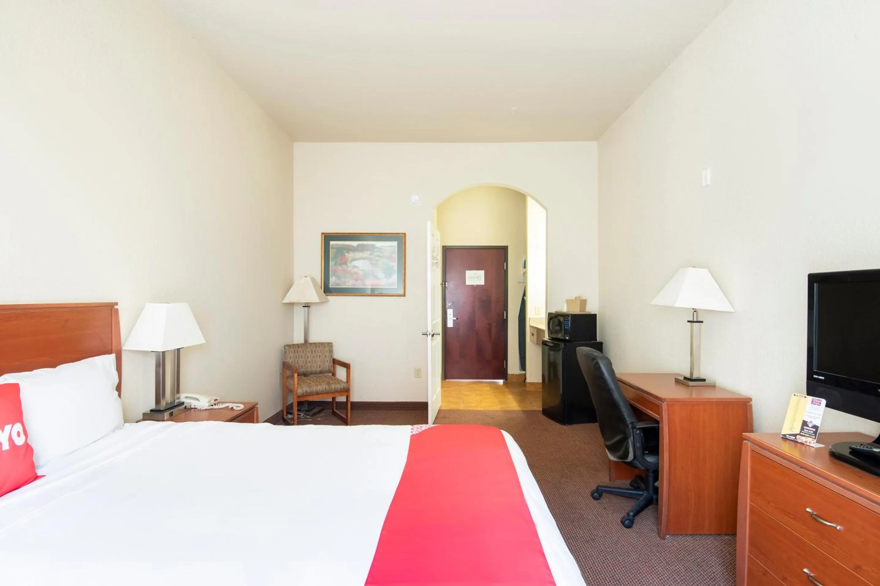 Bedroom, Bed in OYO Townhouse Clute Lake Jackson