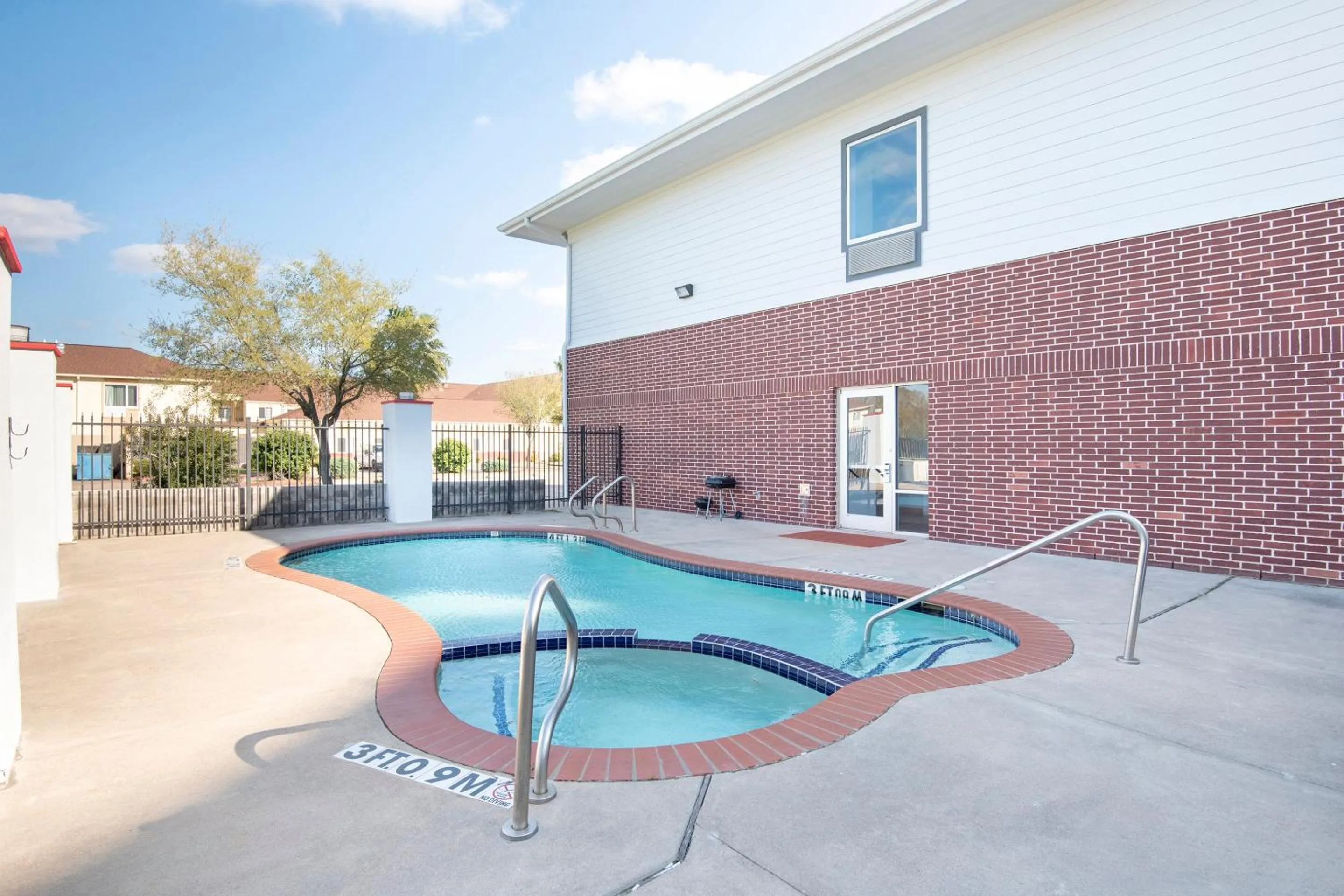 Swimming pool in OYO Townhouse Clute Lake Jackson