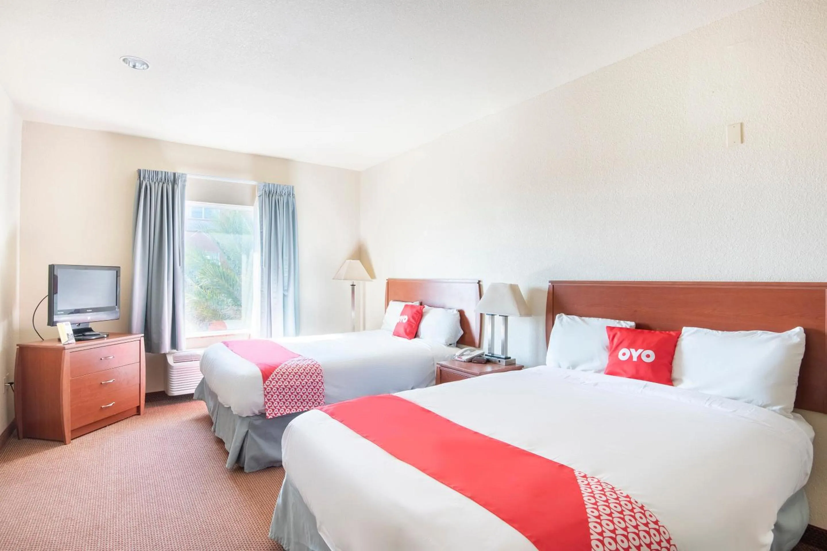 Bedroom, Bed in OYO Townhouse Clute Lake Jackson