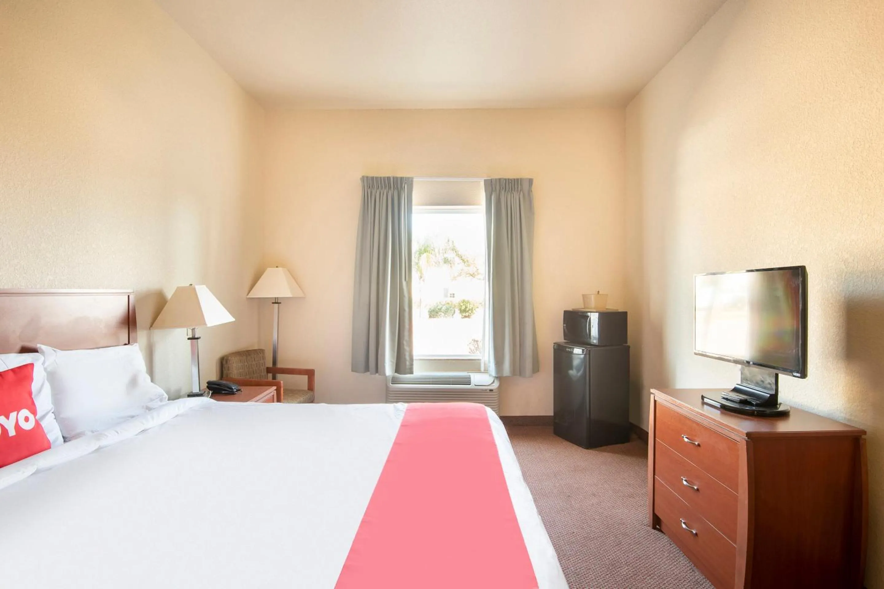 Bedroom, Bed in OYO Townhouse Clute Lake Jackson