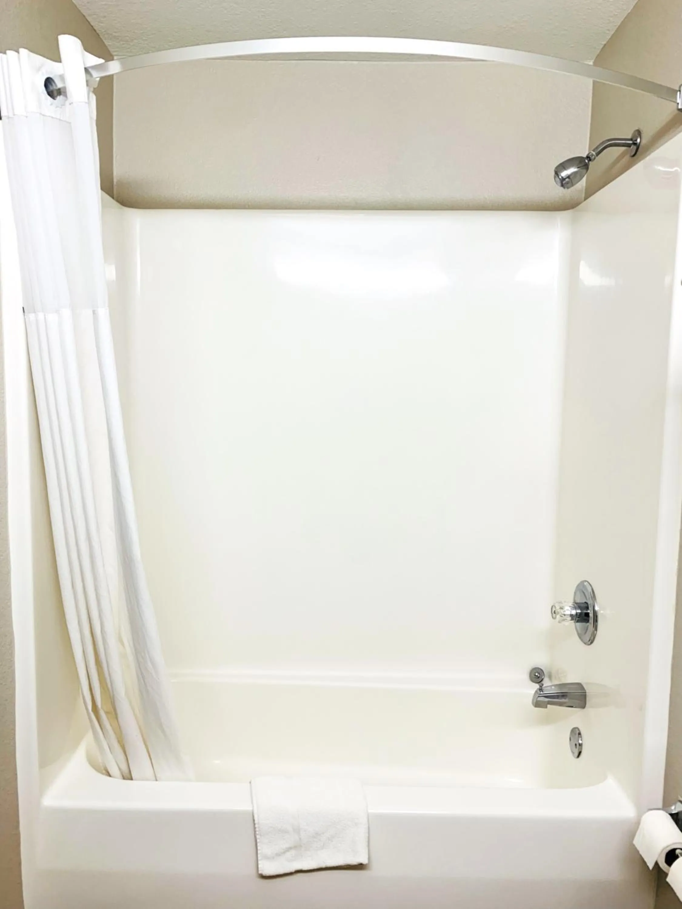 Bath in Days Inn & Suites by Wyndham Wynne