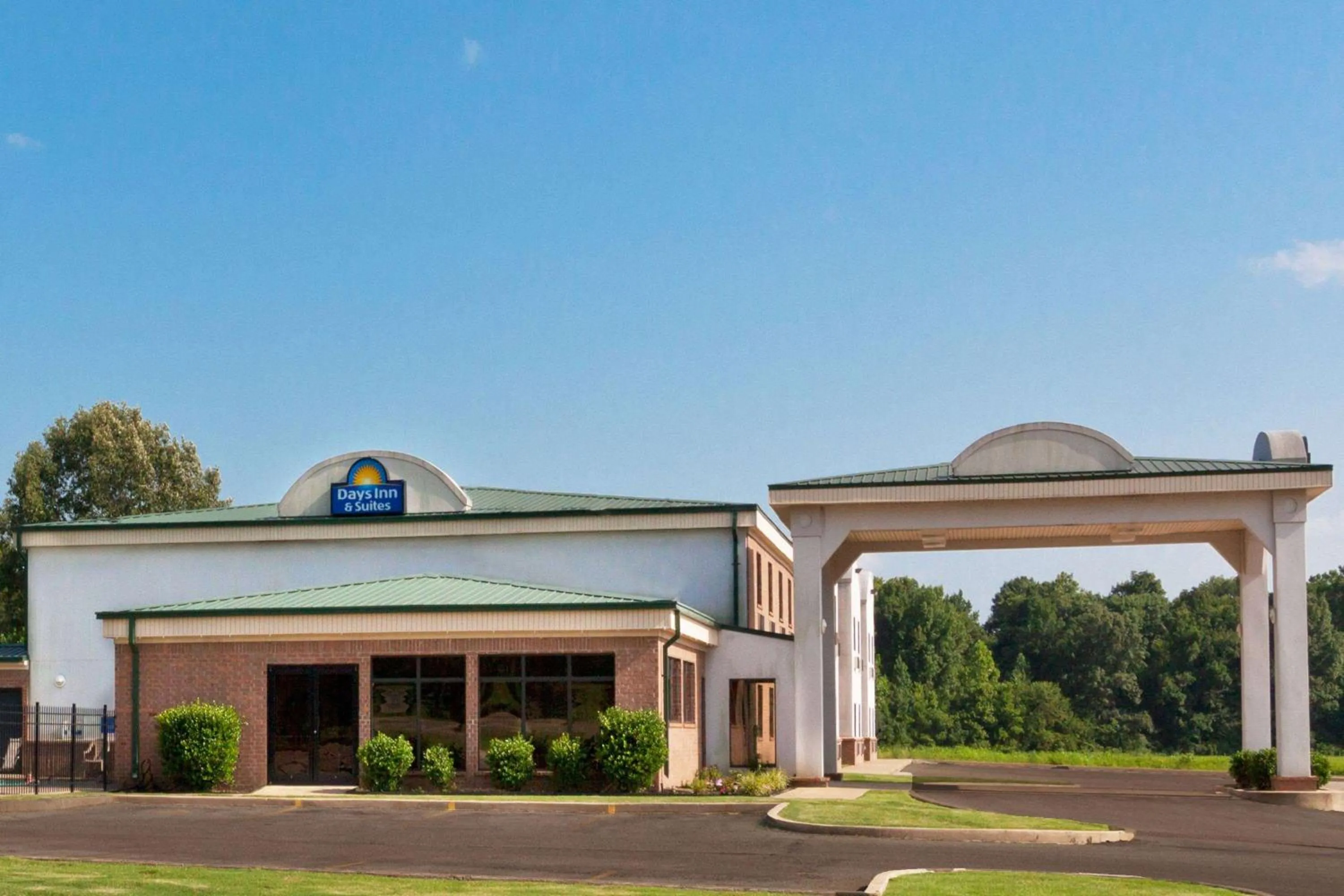 Property building in Days Inn & Suites by Wyndham Wynne