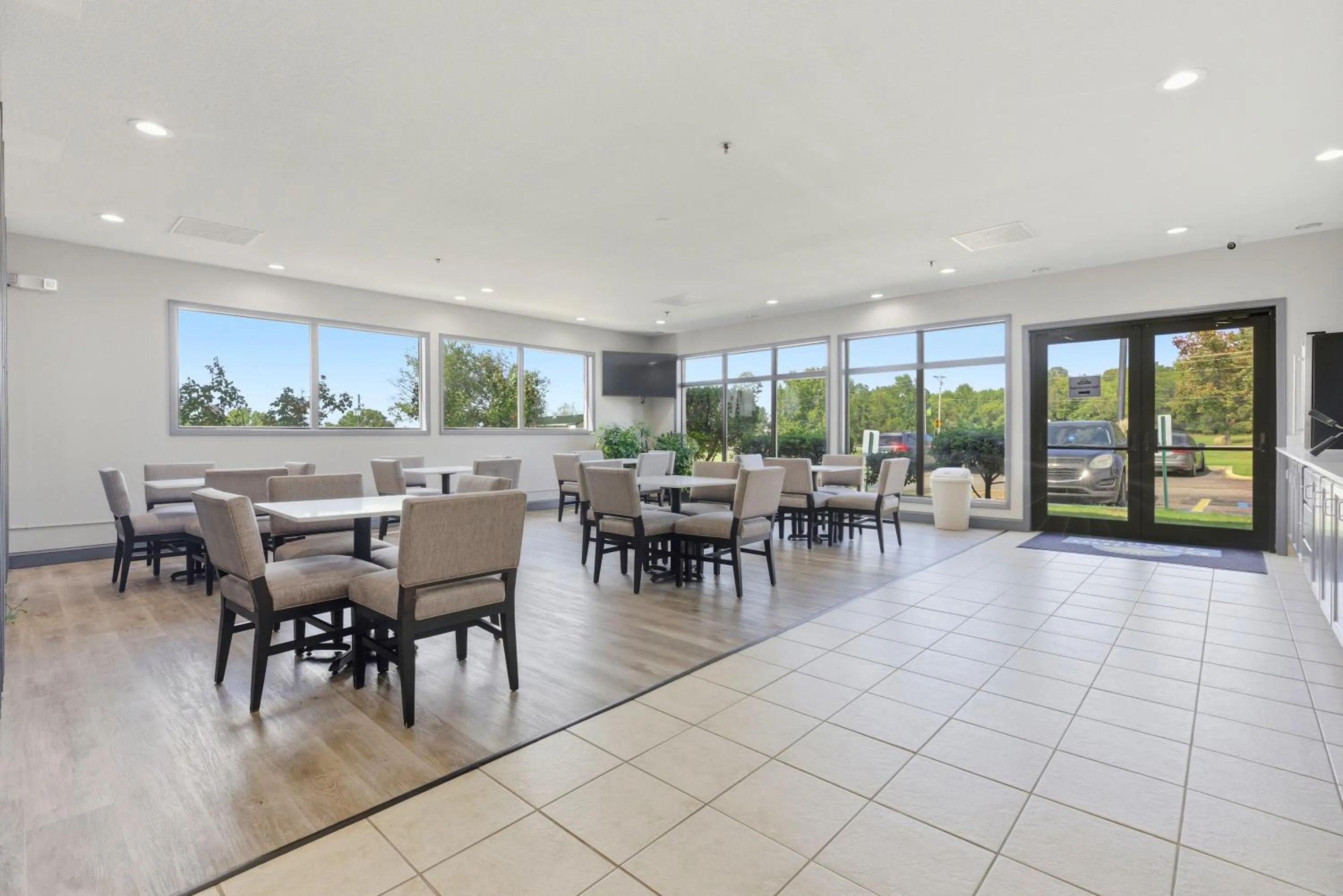 Breakfast in Days Inn & Suites by Wyndham Wynne