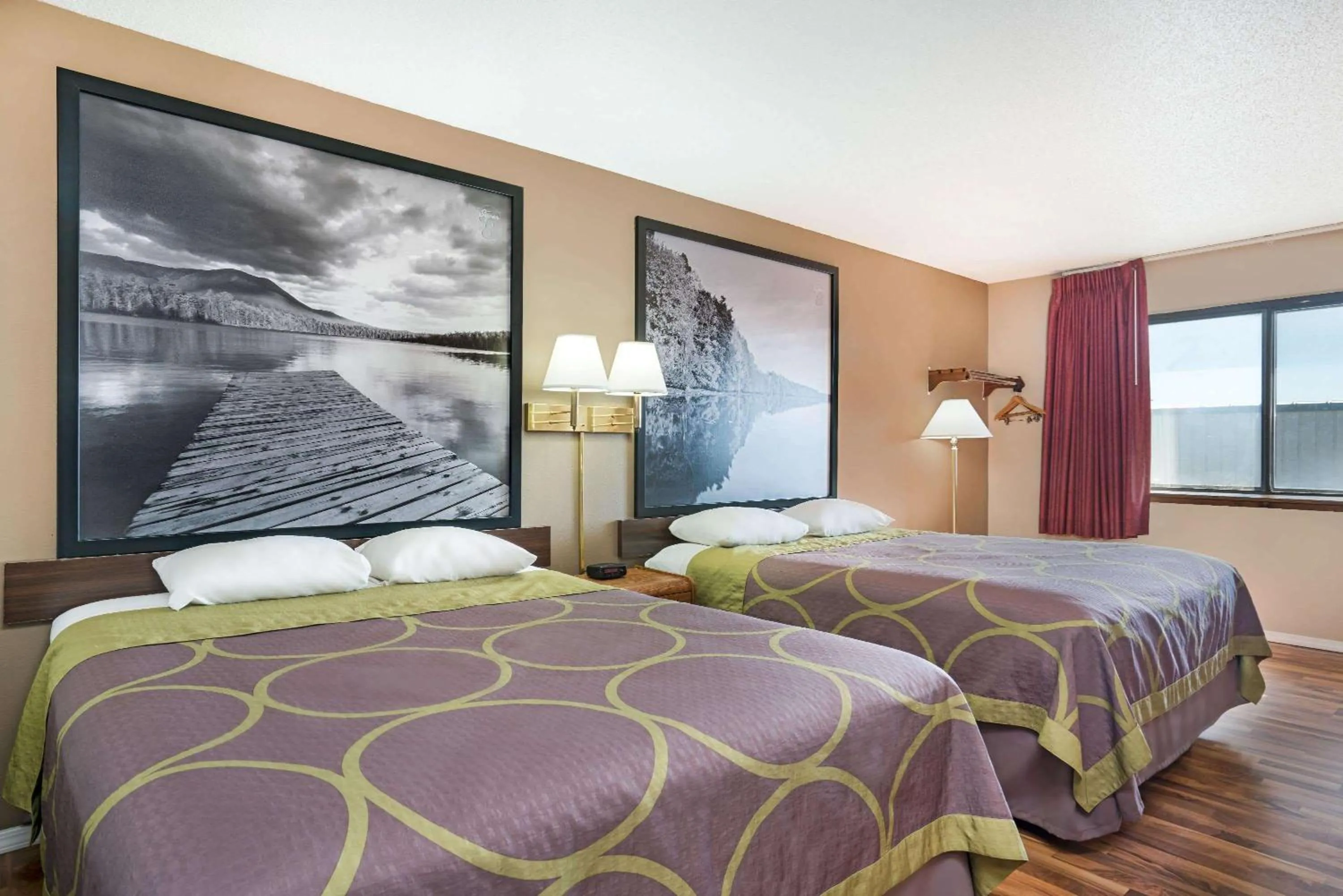 Photo of the whole room, Bed in Super 8 by Wyndham Marshall MN