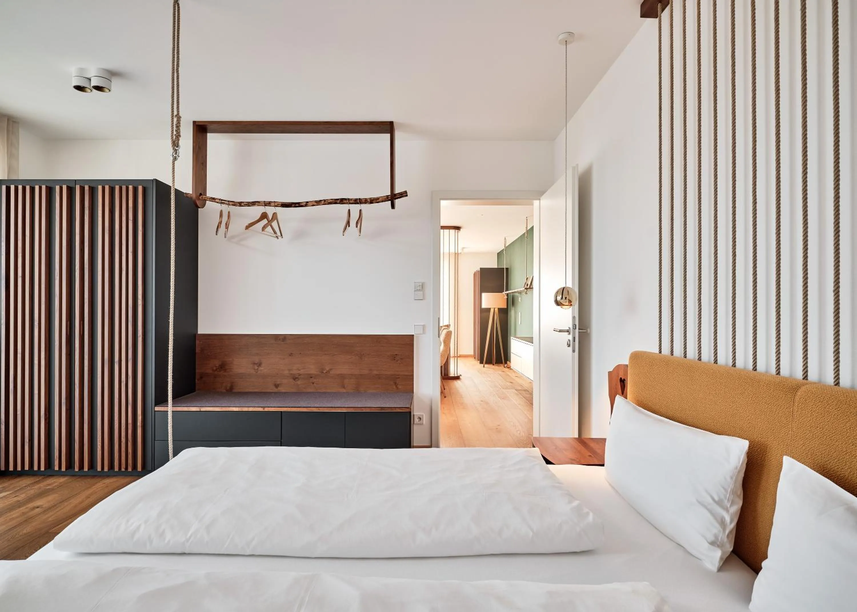 Photo of the whole room, Bed in WaldFunkeln LODGE