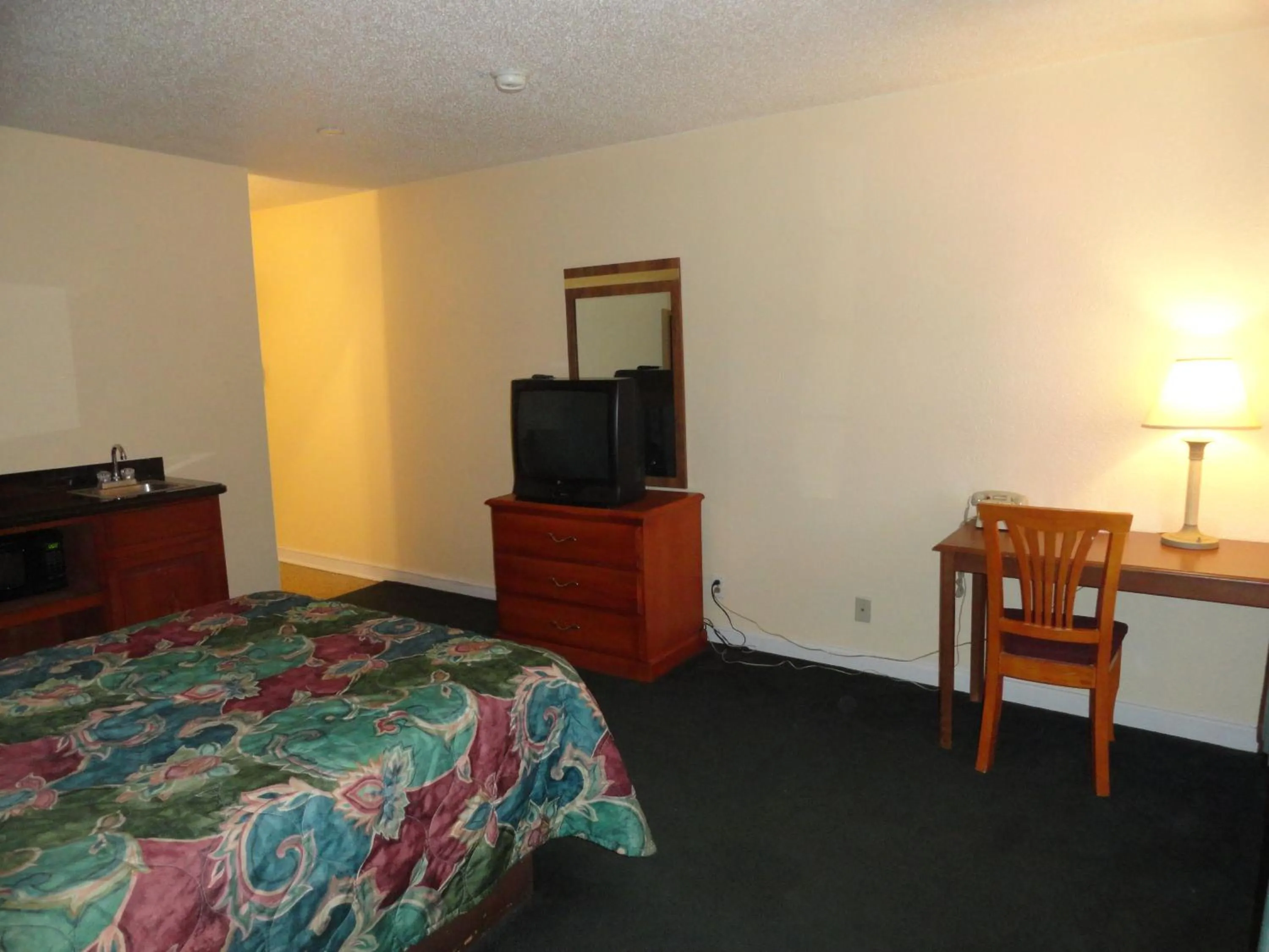 Kitchen or kitchenette, Bed in La Vista Inn