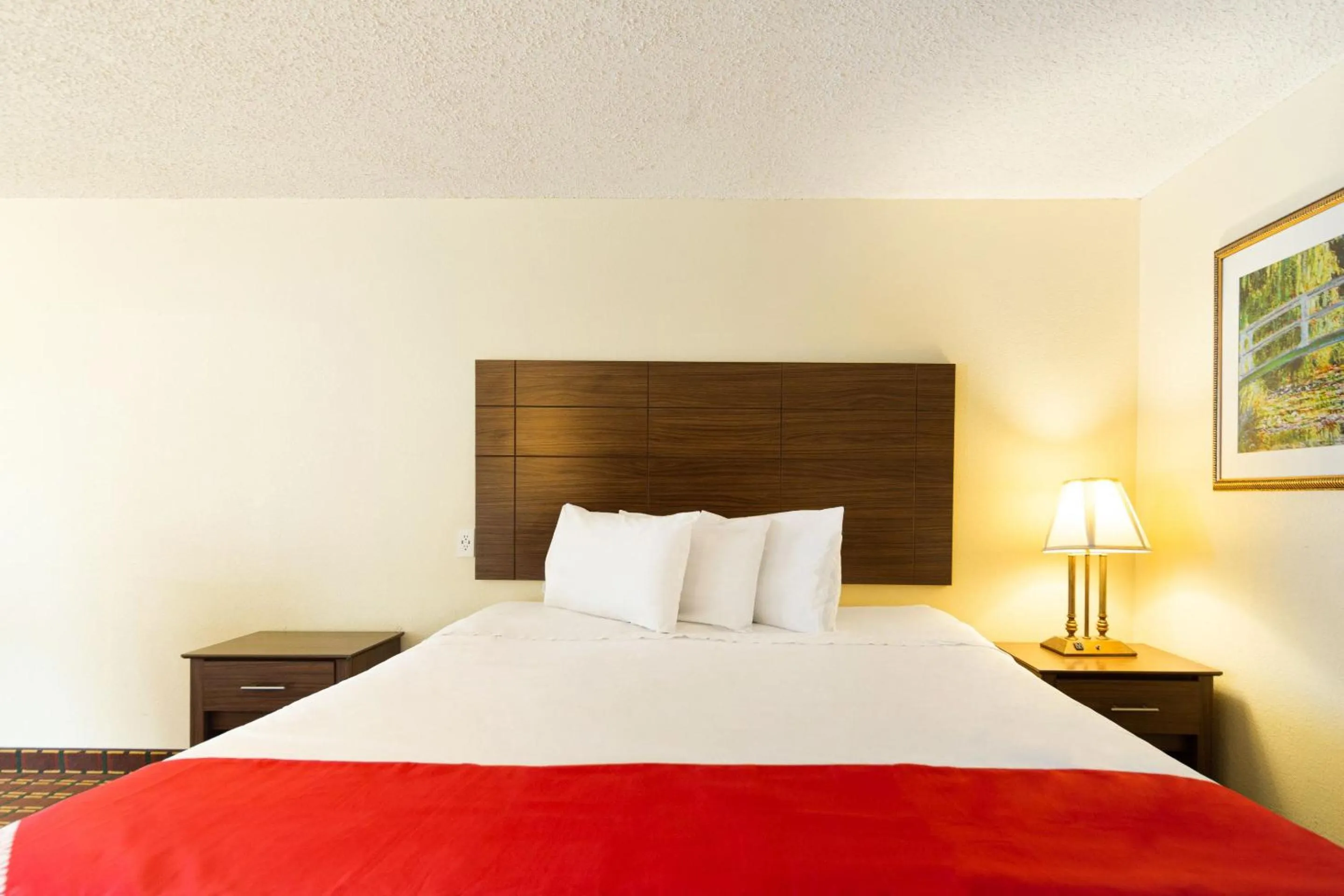 Bedroom in Days Inn by Wyndham Atmore