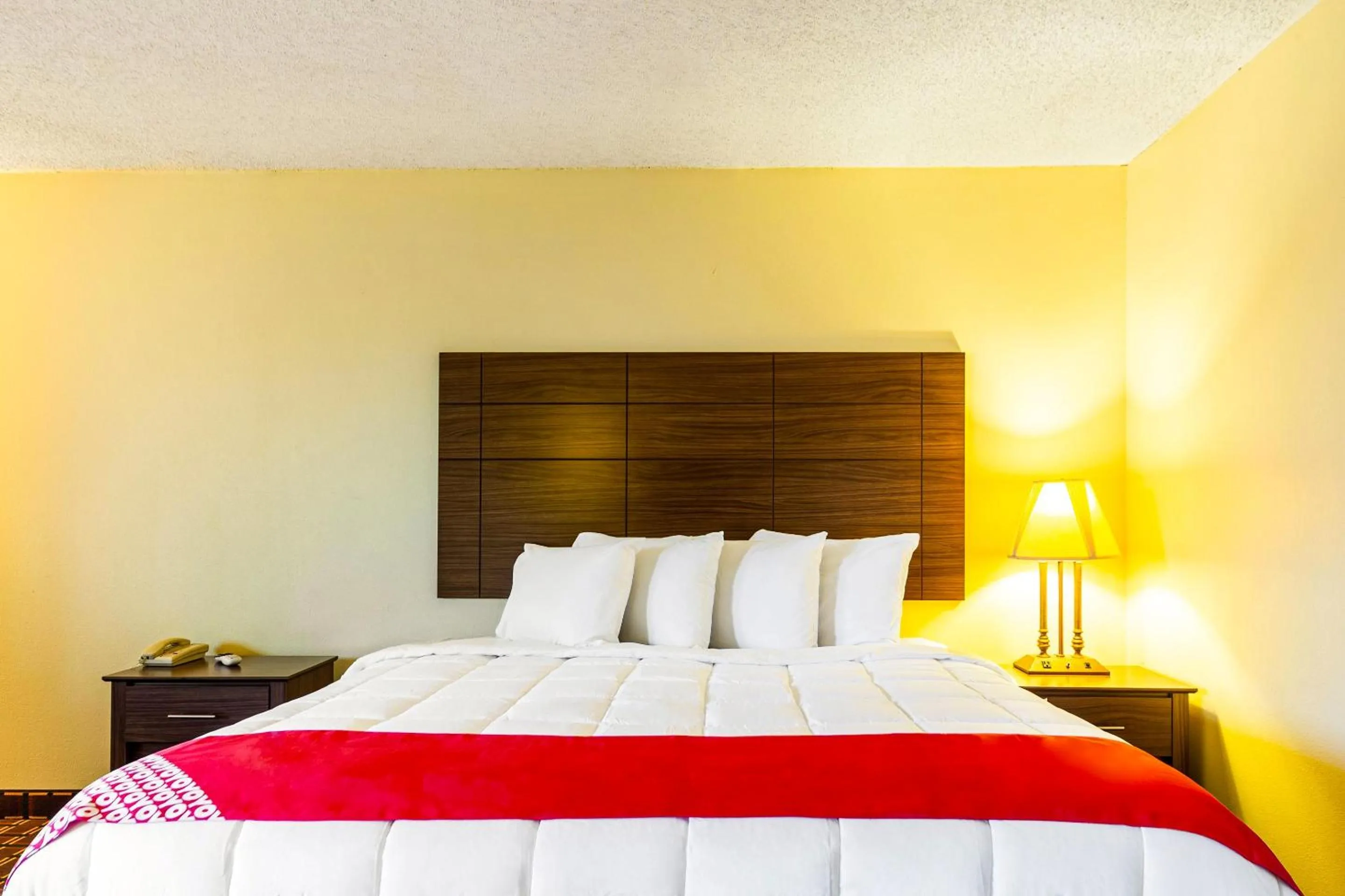 Bedroom in Days Inn by Wyndham Atmore