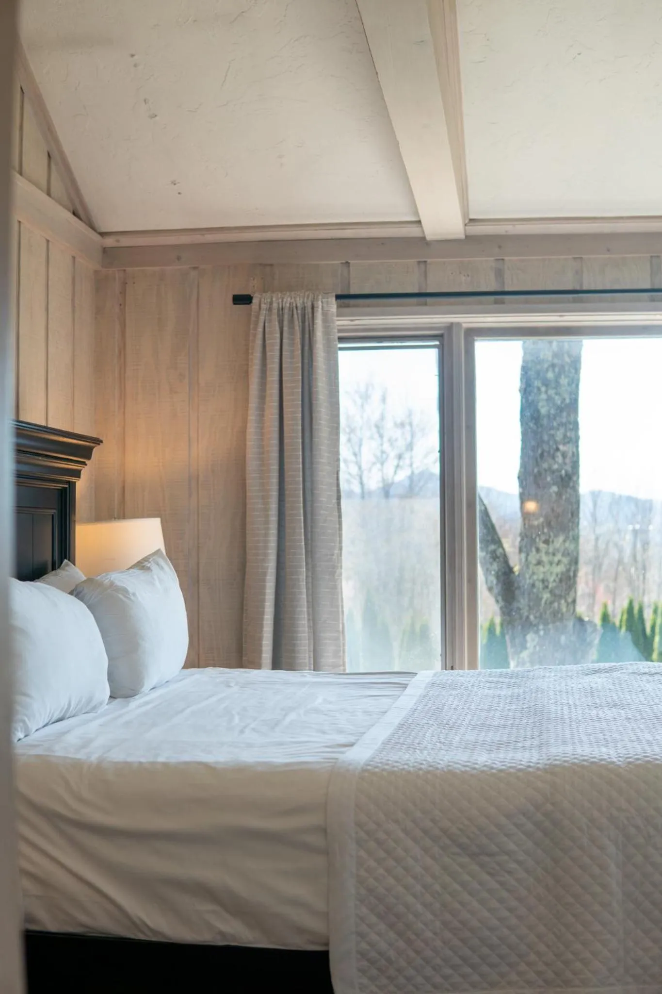 Bed in Inn at Crestwood