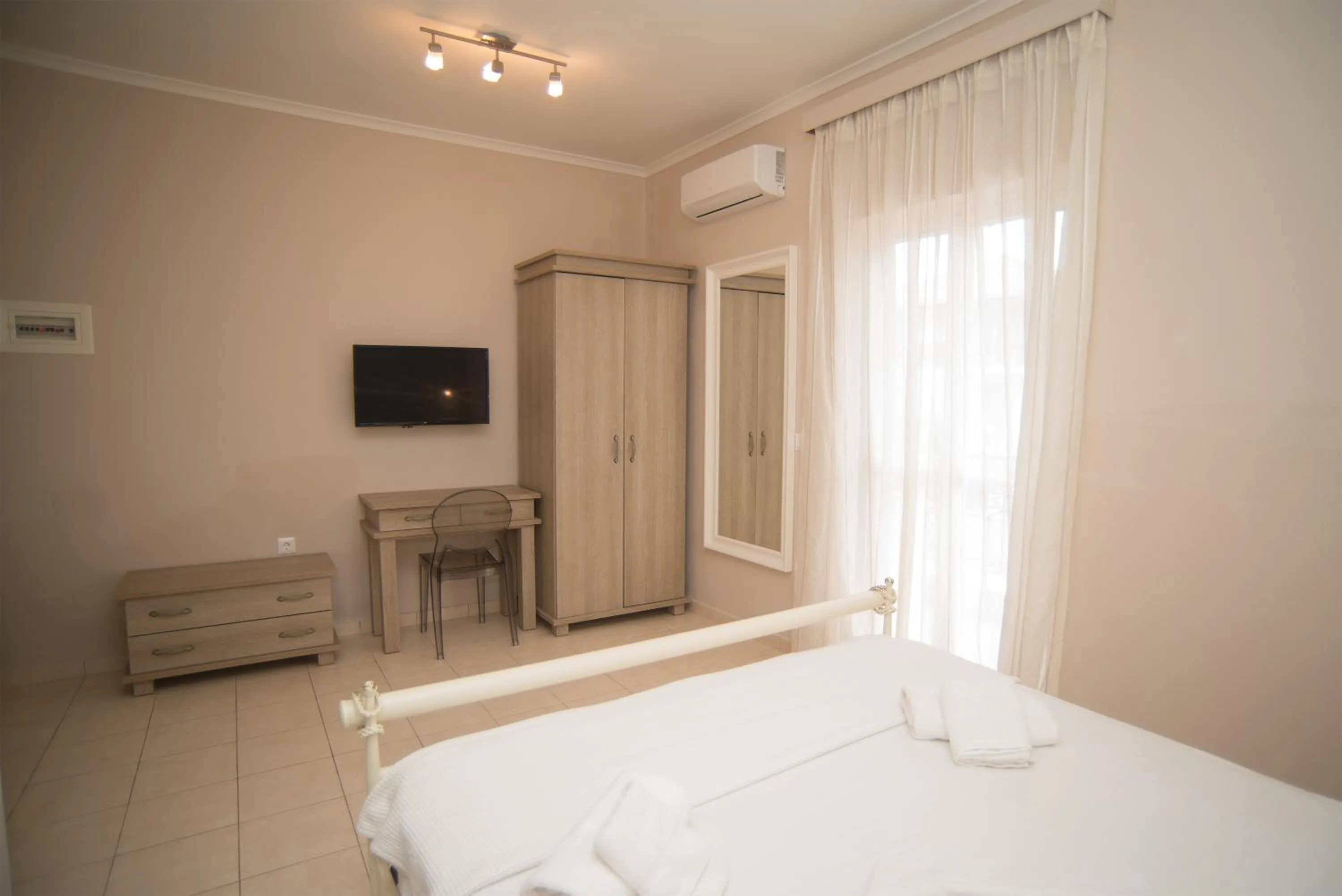 Photo of the whole room, Bed in Studios Artemis