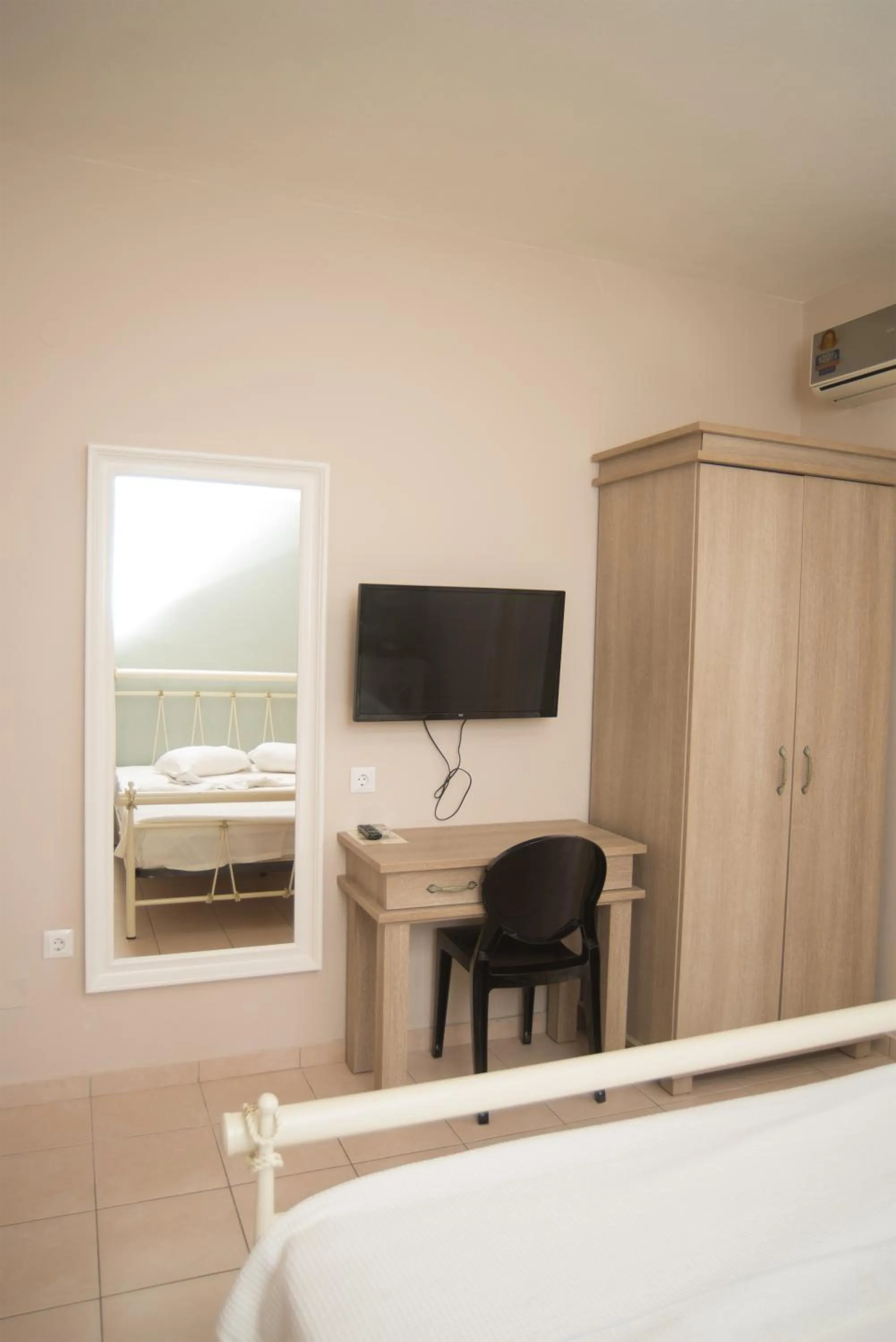 TV and multimedia, Bed in Studios Artemis