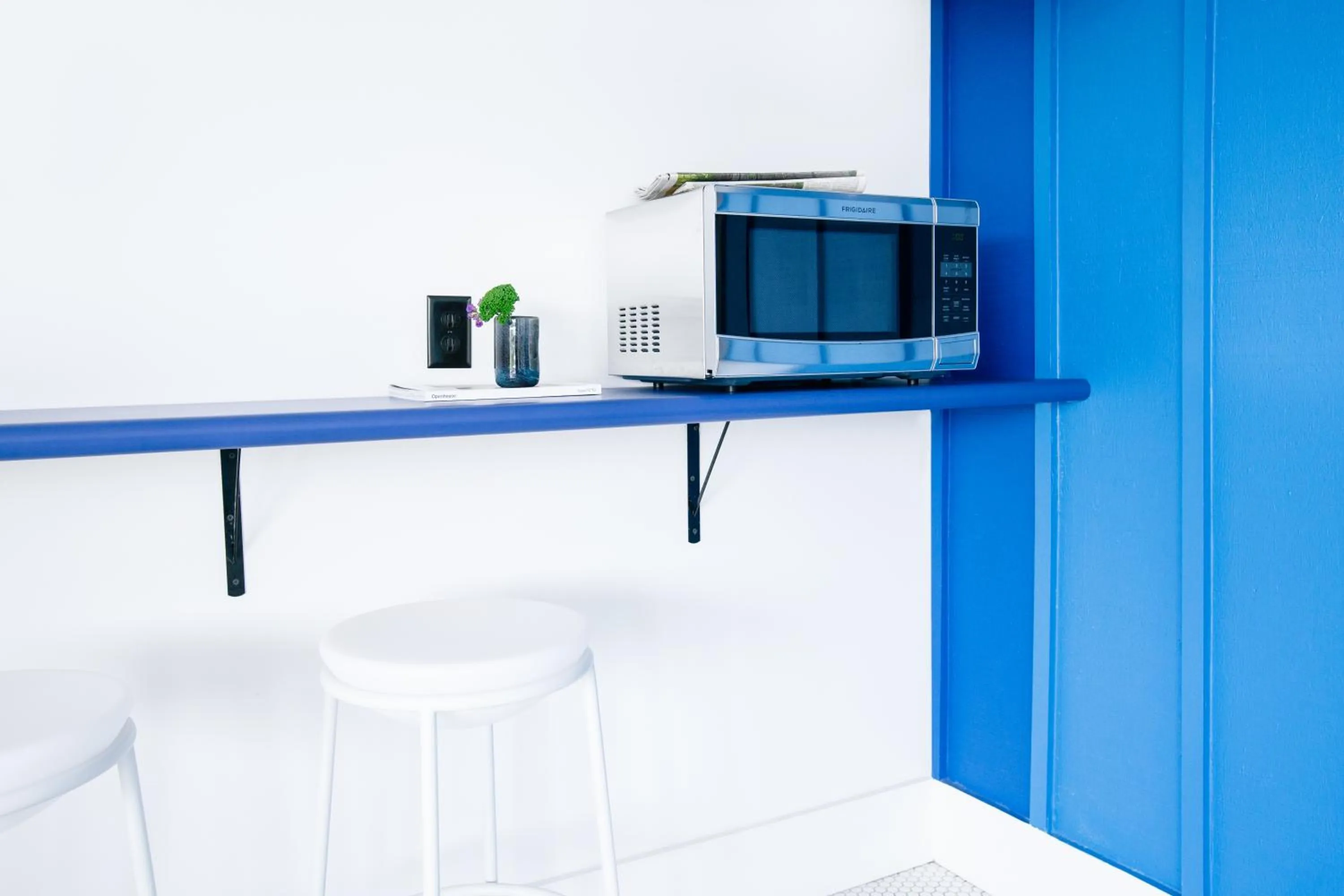 microwave in The Iris Motel