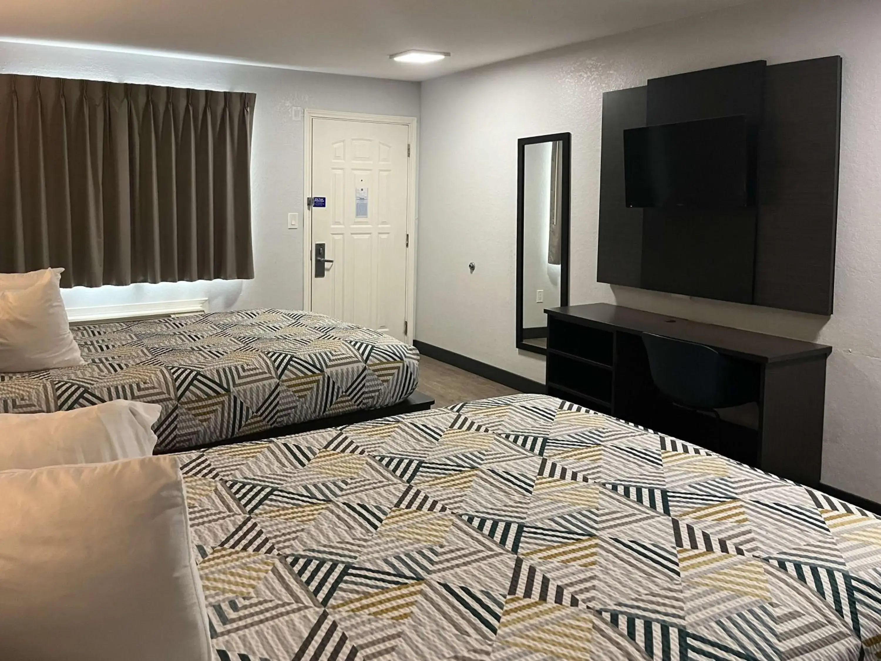 Queen Room with Two Queen Beds - Non-Smoking in Motel 6 Seguin TX Queen Room with Two Queen Beds - Non-Smoking in Motel 6 Seguin TX