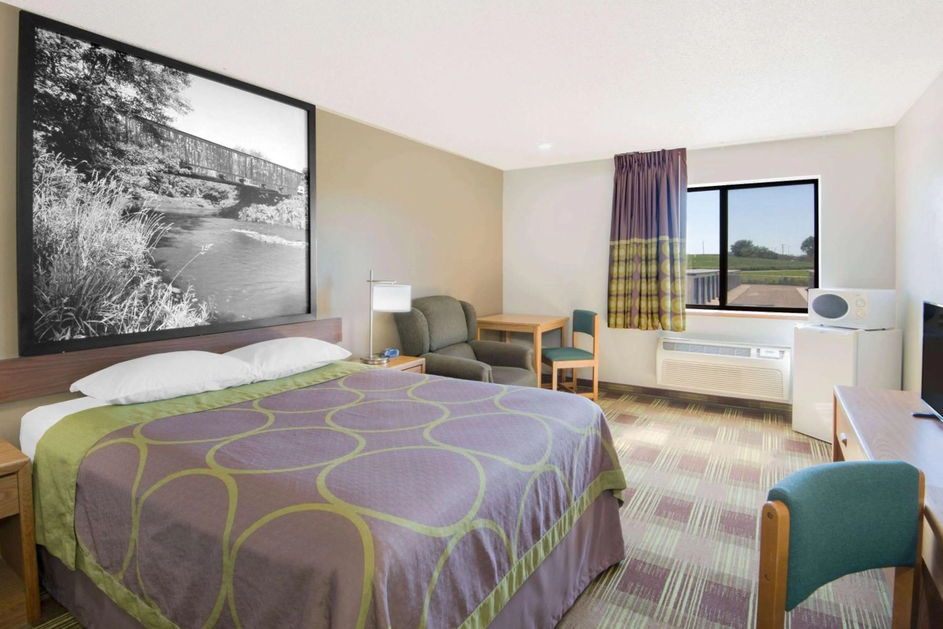 Photo of the whole room, Bed in Super 8 by Wyndham Toledo