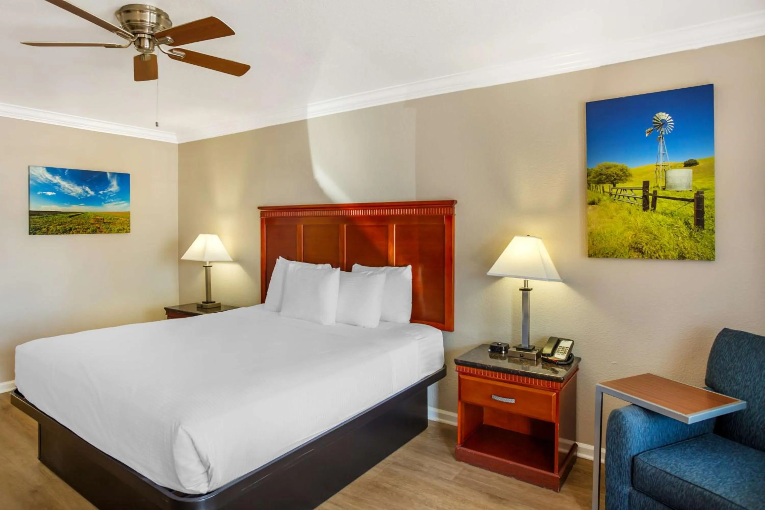 Bedroom, Bed in Best Western Heritage Inn